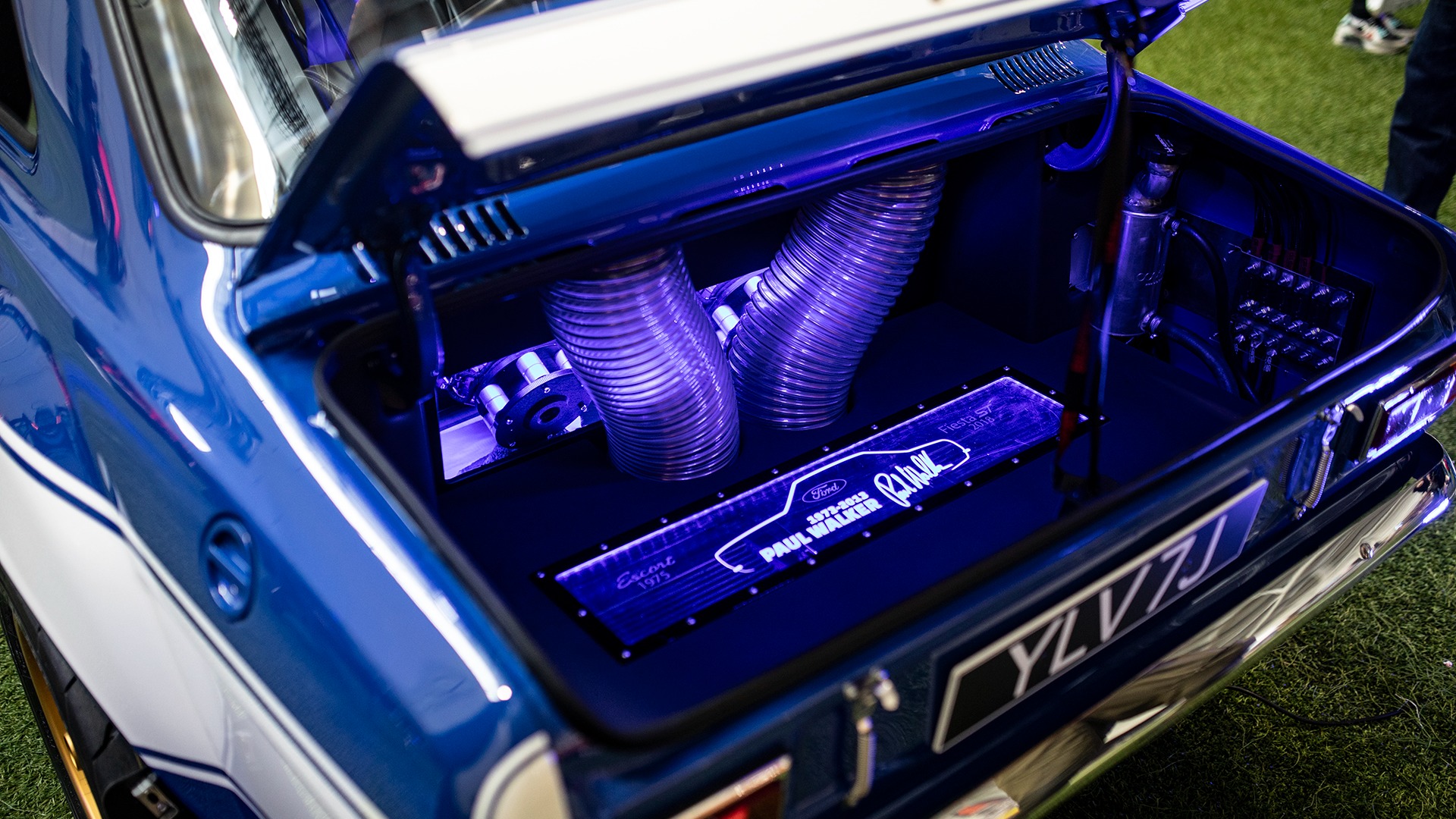 Trengsel i motorrom gjorde at reservehjulsbrønnen ble det nye oppholdsstedet for kjølingen.