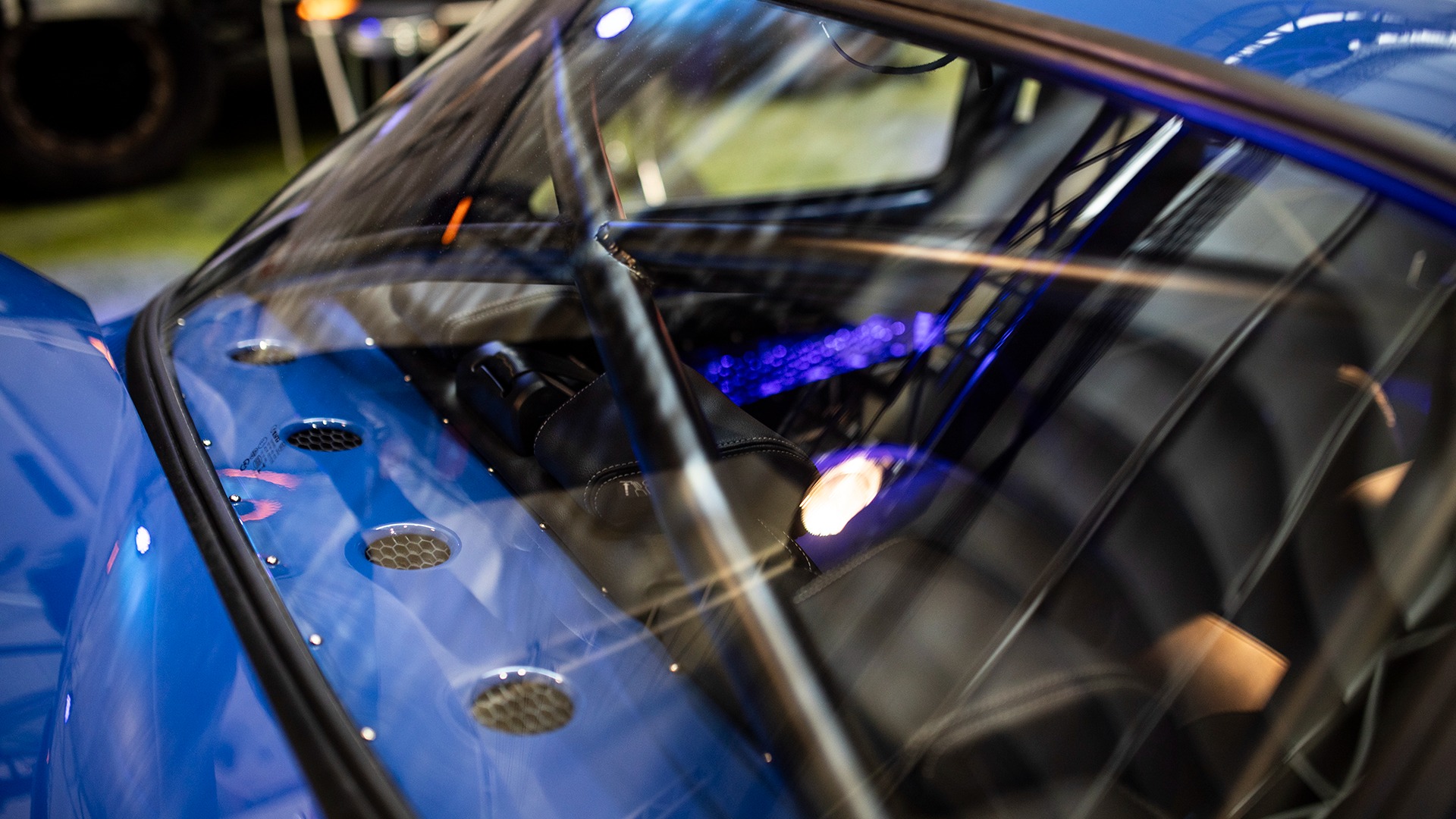 Her ser du deler av rørrammen som binder hele bilen sammen.