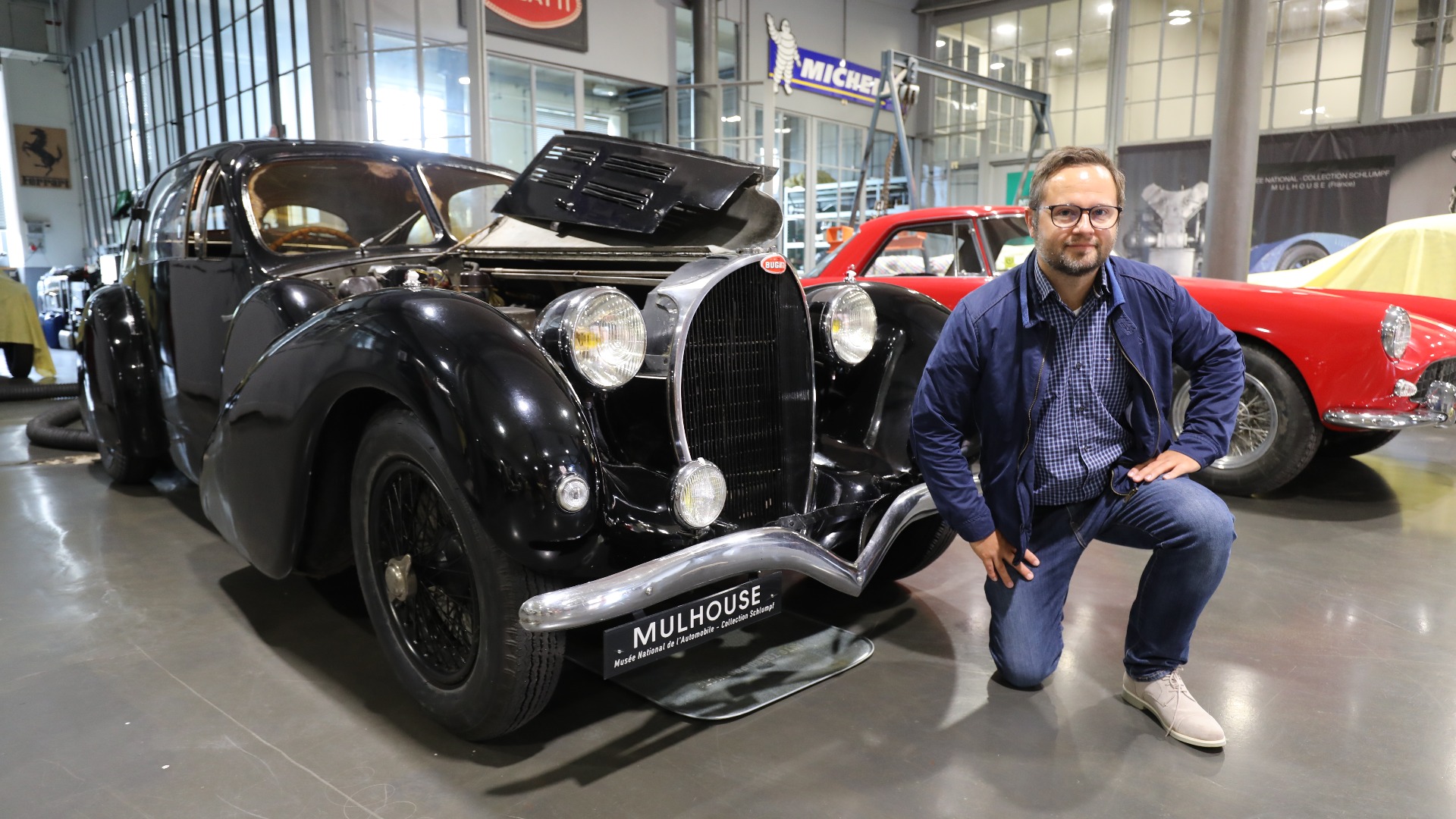 Guillaume Gasser har tittelen Directeur Général for museet, her ved siden av prototypen til Bugatti Type 64, det eneste eksemplaret som ble bygget i 1939. 