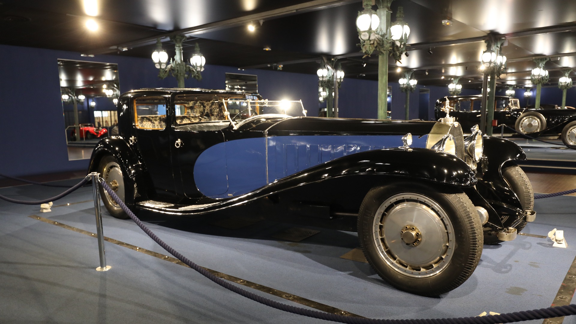 Museets Bugatti Royaler er for mange hovedattraksjonen. Her den såkalte Coupe Napoleon (41 100), som startet i 1926/27 med et 4-dørs Packard-karosseri, før den gjennomgikk flere ulike karosseri, og gjenoppbygging etter en trafikkulykke rundt 1930/31. 