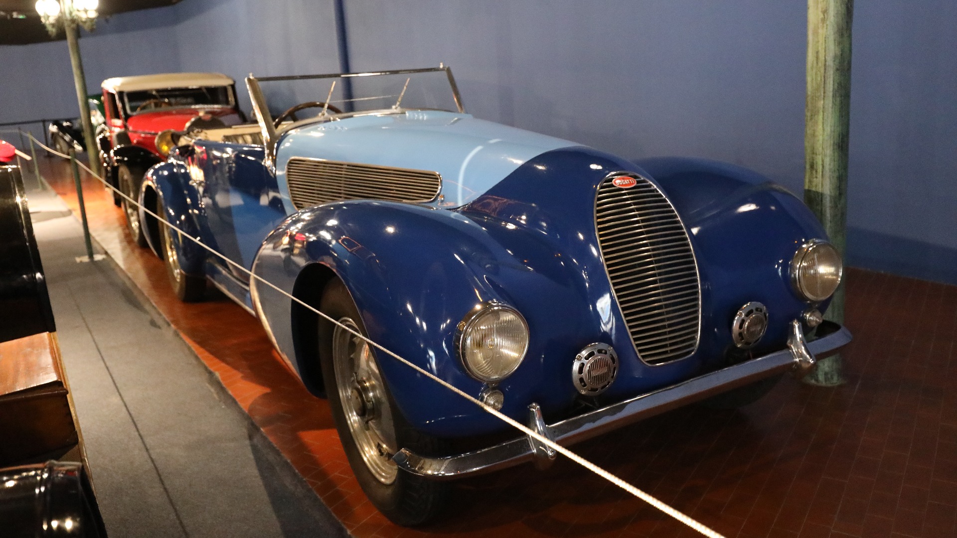 Bugatti Type 50 var en sportslig coupeversjon av Type 46, med 200 hk i vanlig versjon, og 470 hk i racingversjonen 50B. Her en 50T fra 1936, som senere fikk et nytt karosseri fra Million-Guiet. 
