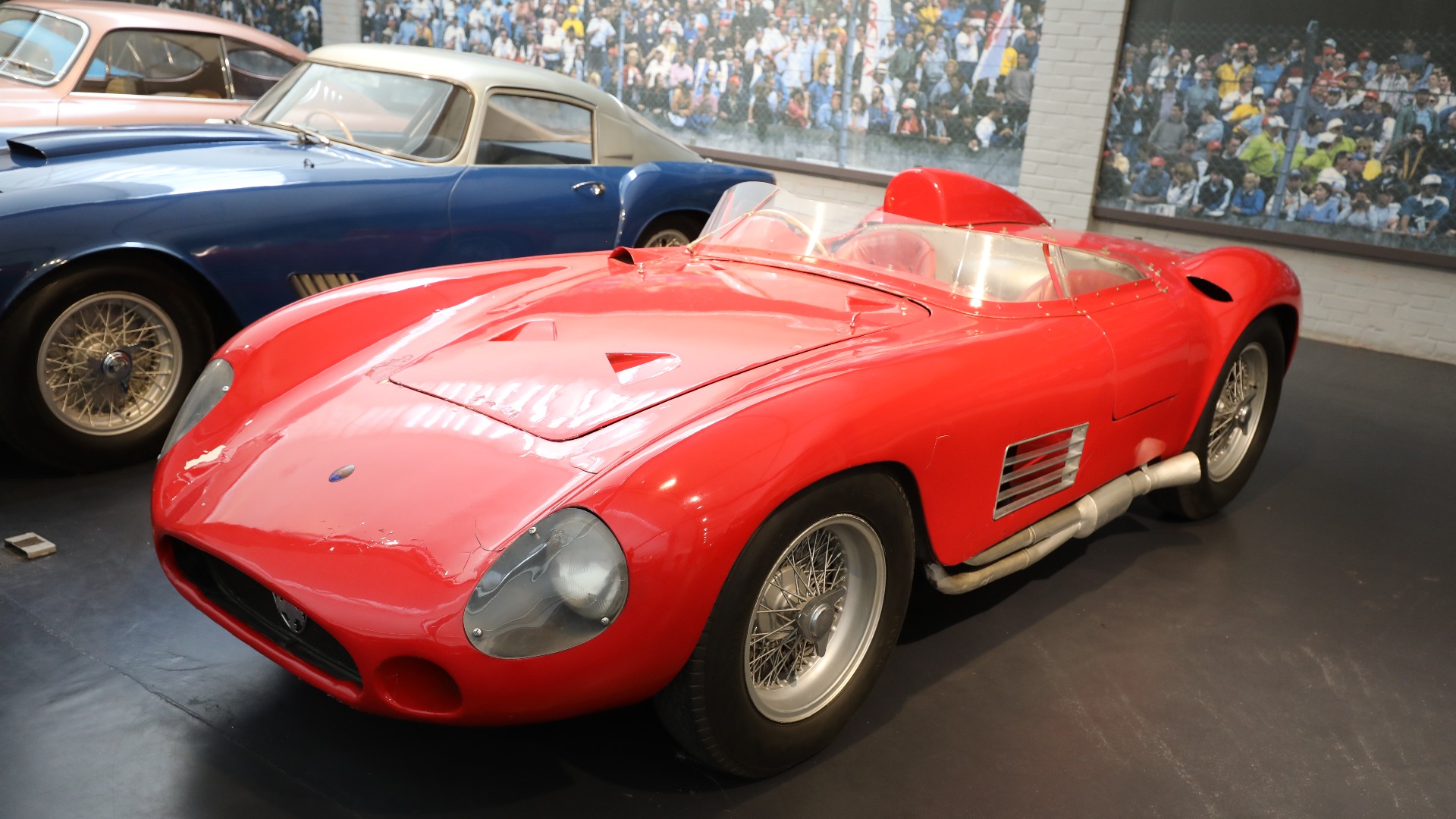 Nydelig 1956 Maserati 300S som Fritz Schlumpf kjøpte i 1964. Den har ikke vært rørt siden, og fremstår med sin krakelerte lakk som en av de mest originale 300S som finnes i verden.  