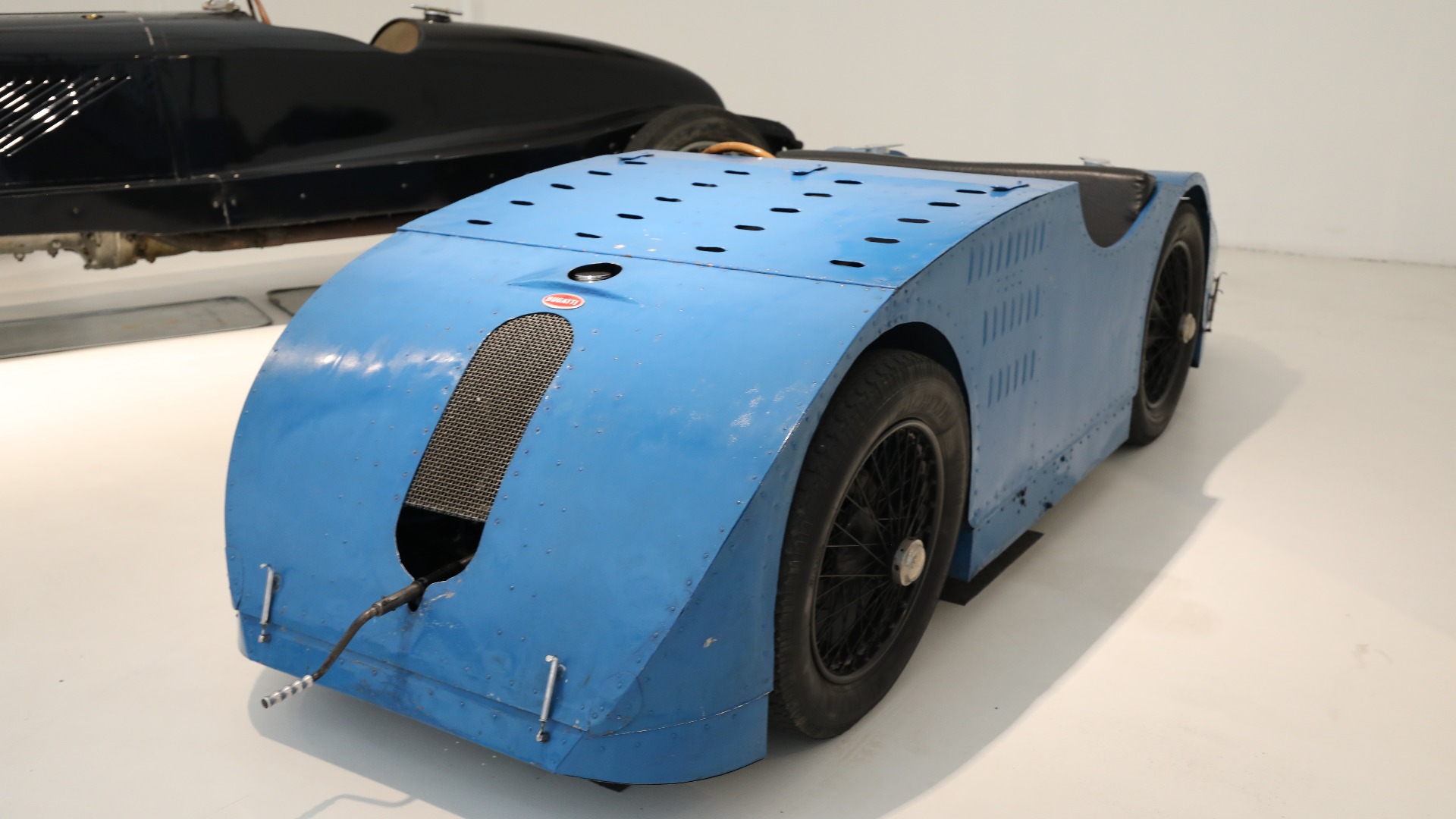 Den såkalte «Tank» som man omtalte Bugatti Type 32 som da den dukket opp i Grand Prix de Tours i 1923. Den aerodynamiske tankegangen var forut for sin tid, men bilen var særdeles ustabil i høy fart. 