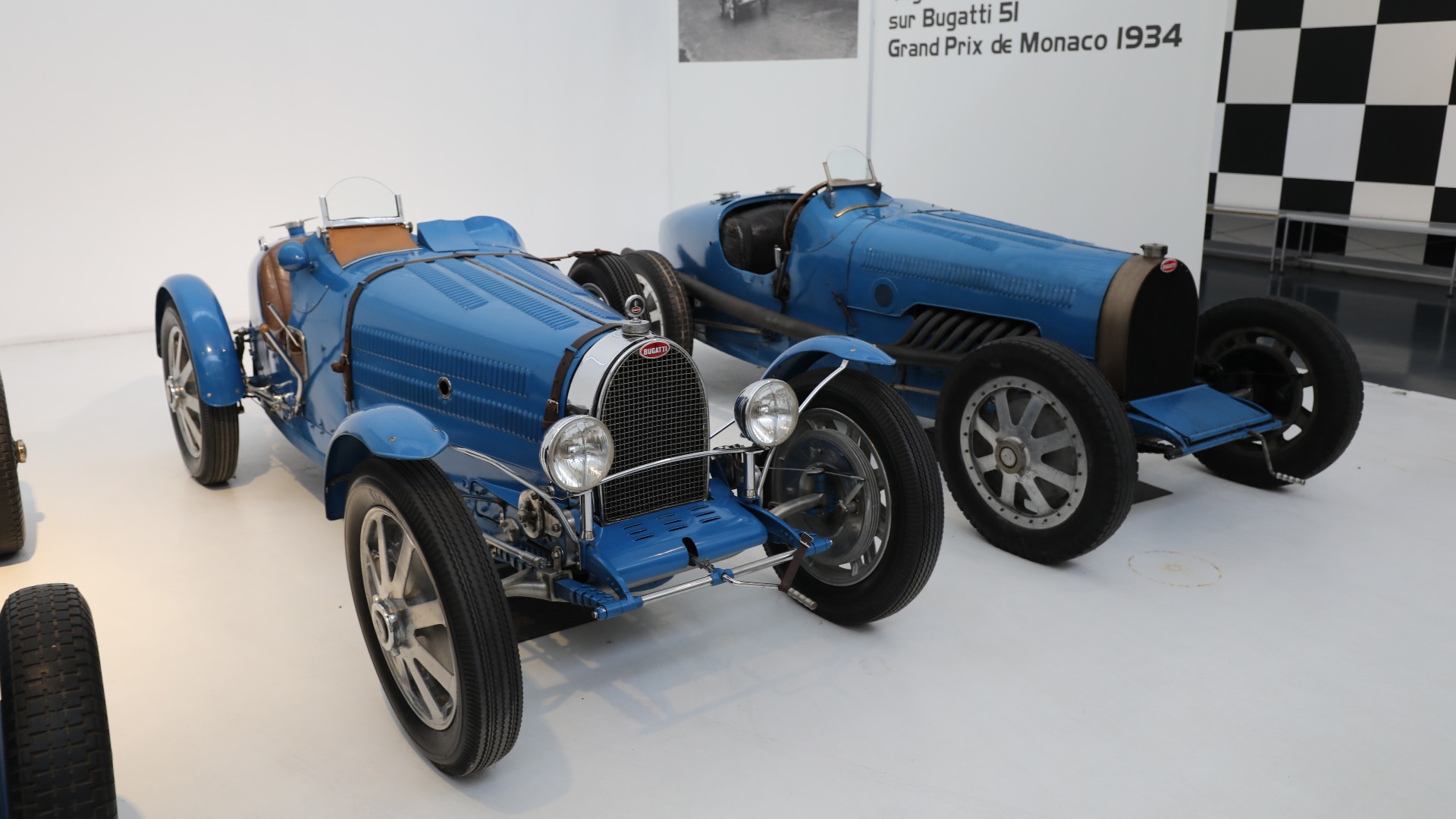 Til venstre en Bugatti Type 51A fra 1931 som Joseph Cattaneo hadde en tragisk ulykke med under et bakkeløp i 1935, som kostet 8 tilskuere livet. Til høyre en Bugatti Type 45 fra 1930. 