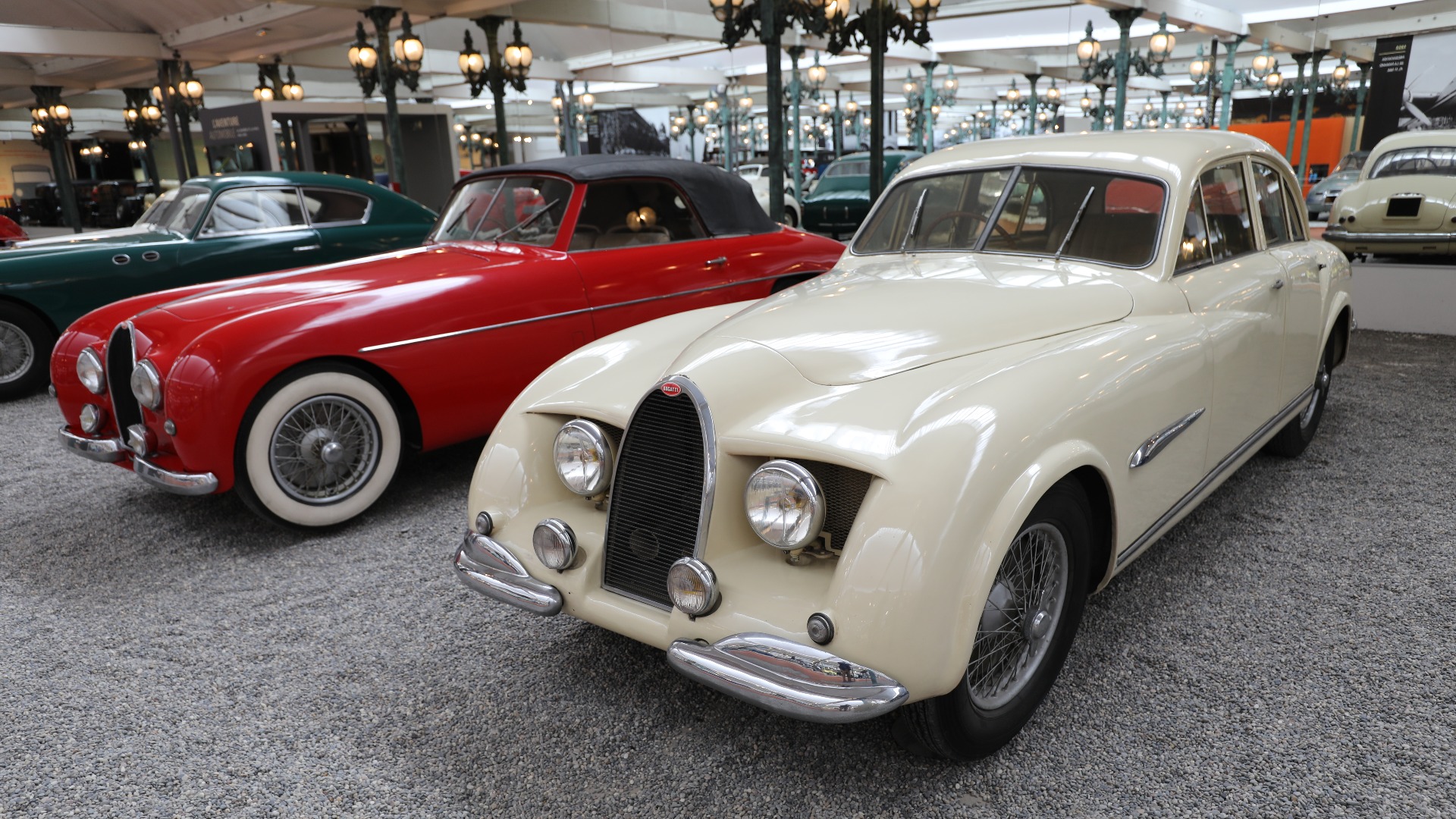 I 1951 viste Bugatti fram Type 101 (en oppgradert Type 57). Museet har tre 101. Her ser vi en 101 Cabriolet, mens den hvite er prototypen til den såkalte Type 101 La Berline. Den ble aldri solgt og endte opp hos Bugattis direktør Francois Seyfried i 1961, før han igjen solgte den til Fritz Schlumpf i 1963. 