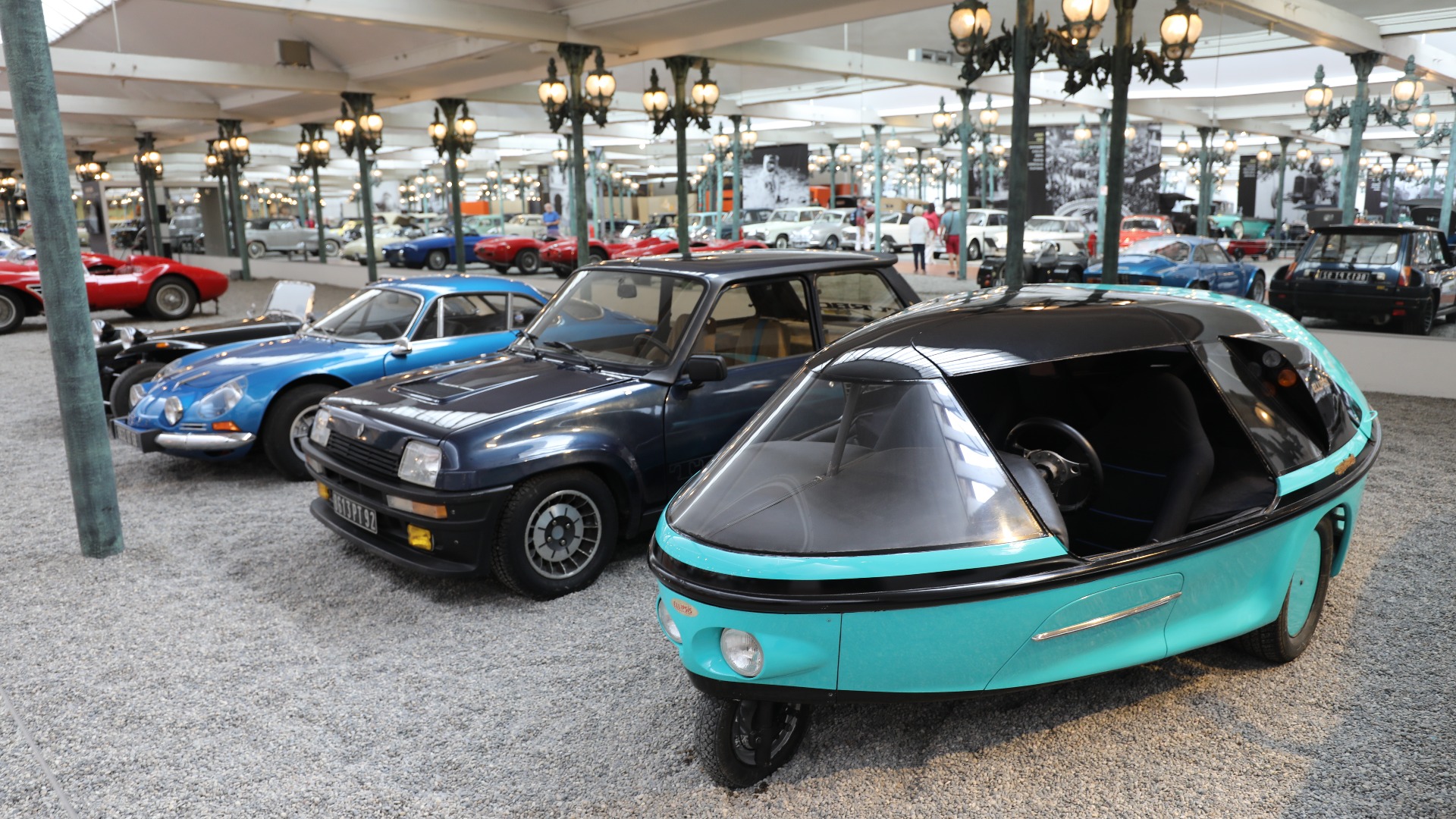Ellipsis var en spinnvill konseptbil som ble vist på Paris-utstillingen i 1992. Hjulene var lagt ut i diamantform, og styring ble foretatt av forhjulet og bakhjulet, slik at bilen nærmest kunne snu rundt sin egen akse. I bakgrunnen en Renault 5 Turbo, en Alpine A110 og en Lotus Super Seven. 