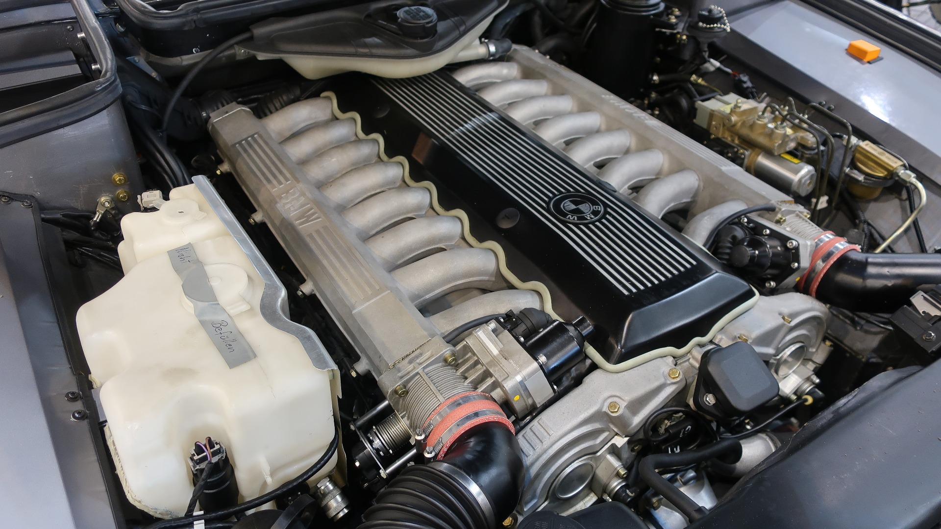 Den mektige V16-motoren har bedre plass i denne andre prototypen.