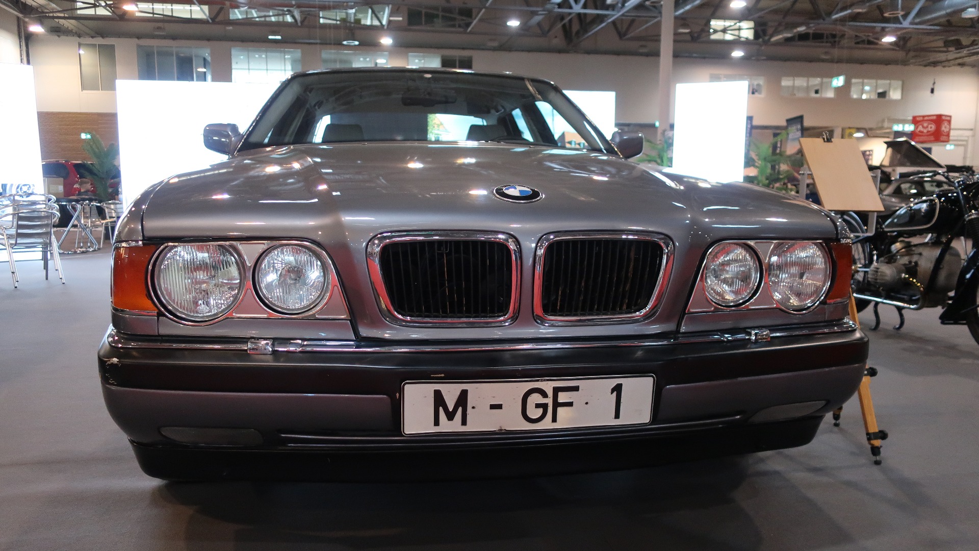 Fronten er også spesiell, siden grillen og lyktene er E32.