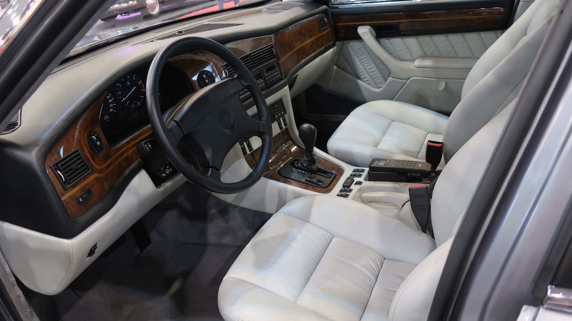 Interiøret er for det meste likt en vanlig 7-serie.