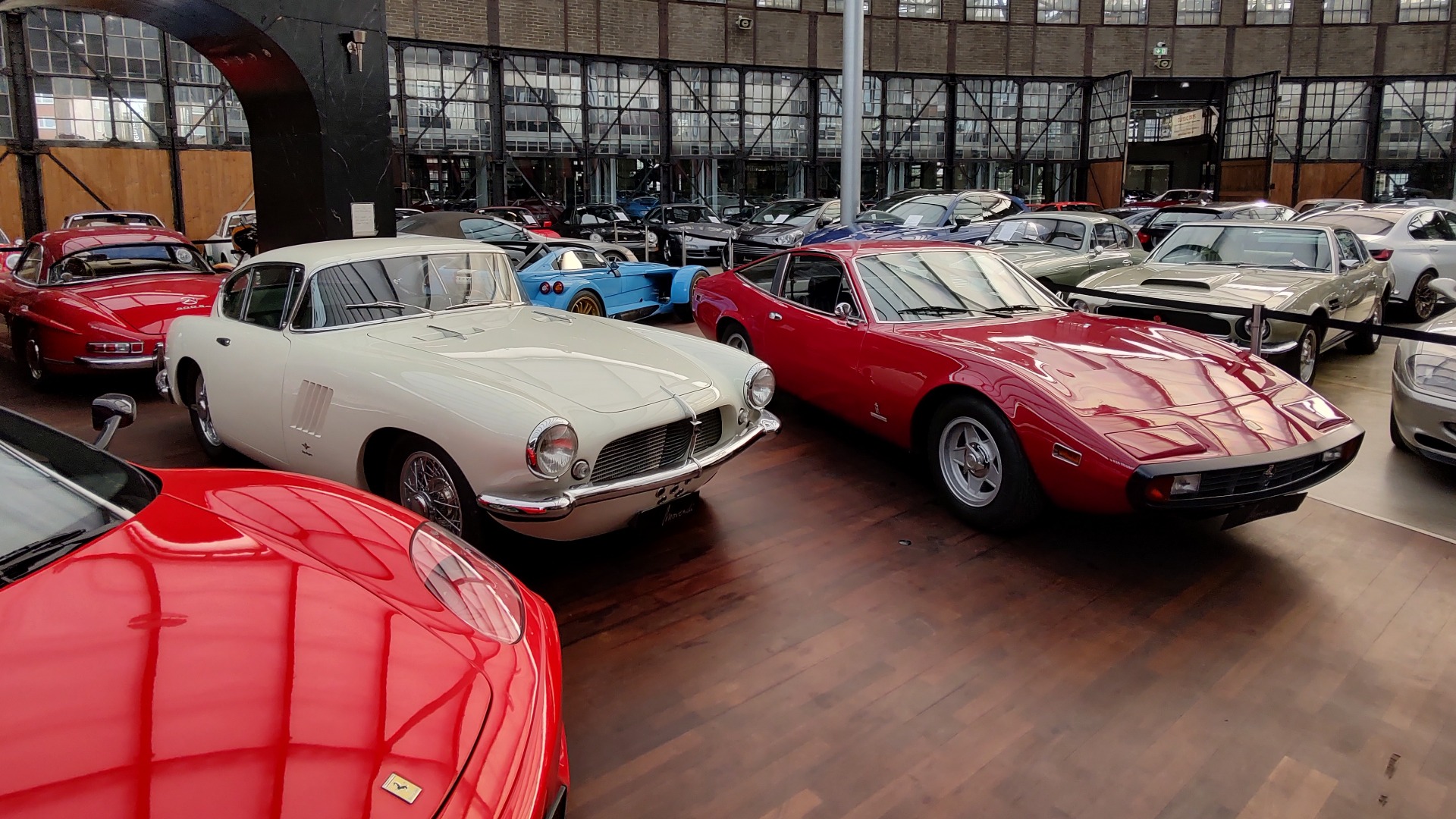 Moverdi selger klassiske biler av høy standard, her med en fantastisk Pegaso som midtpunkt mellom to Ferrarier.