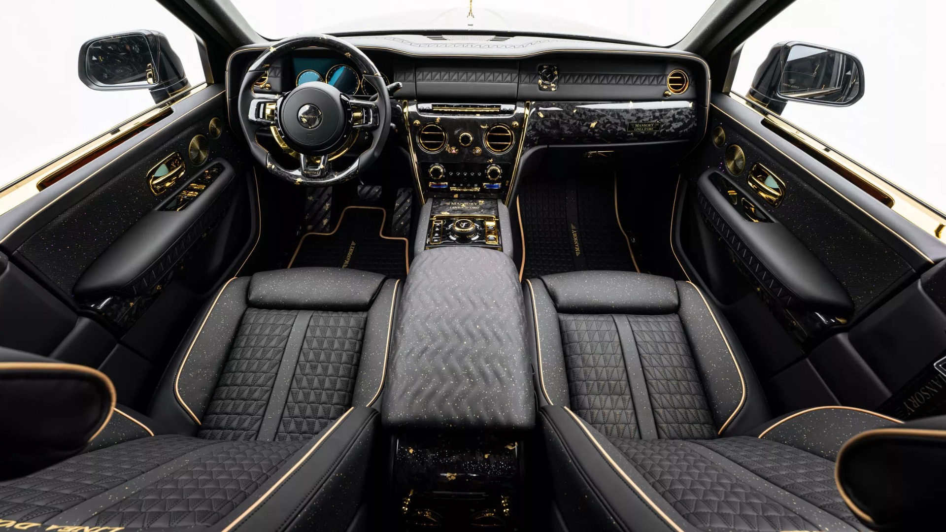 Interiøret er holdt i gull og sort.