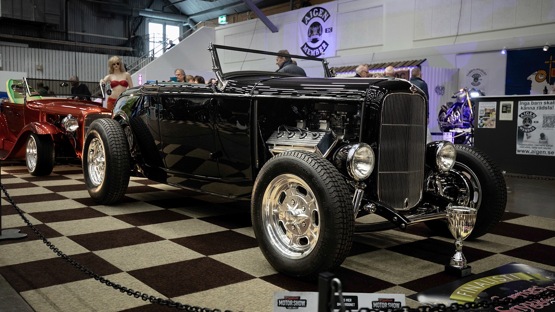 «Blackie» er en av bilene som var nominert til Sveriges snyggaste bil 2024. Denne 1932 Ford Roadsteren har fått en 392 cid Hemi, og så meget strøken ut.