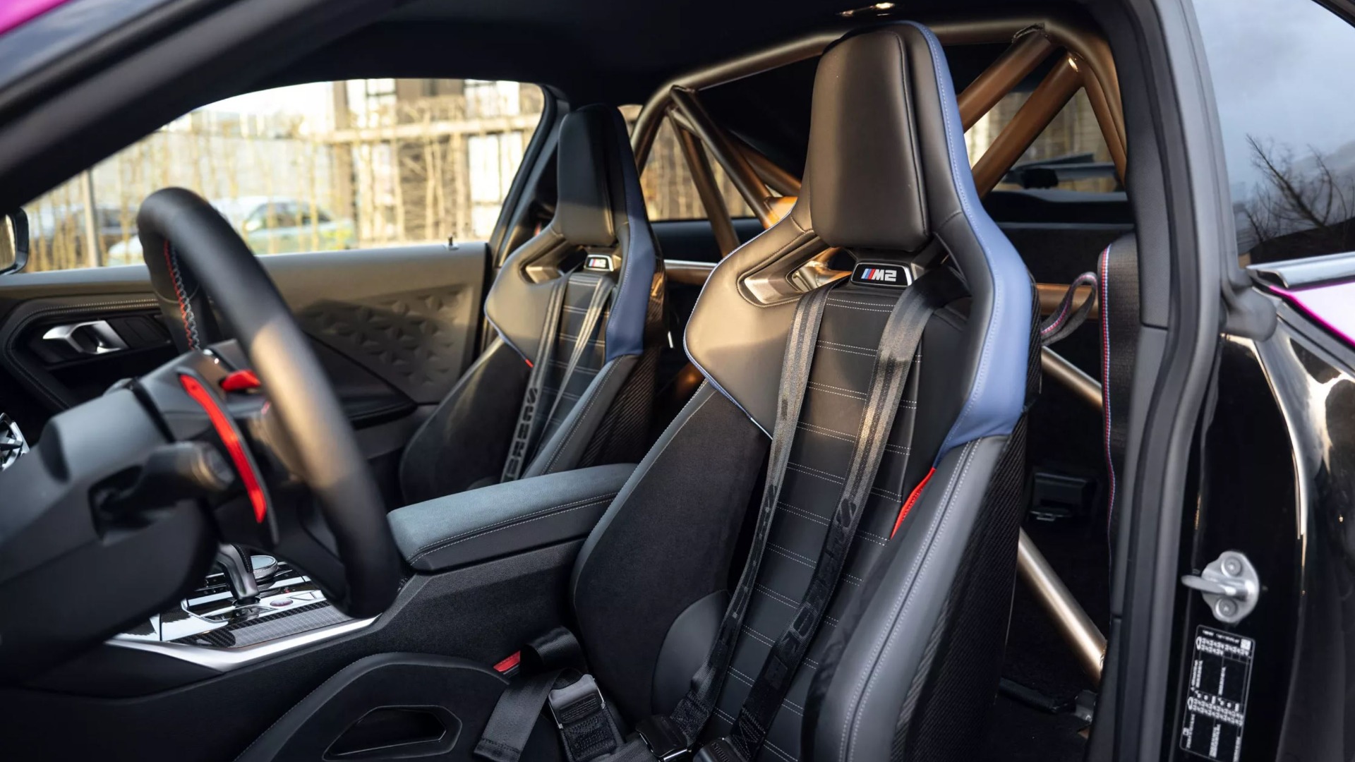 Baksetene er fjernet til fordel for bur.