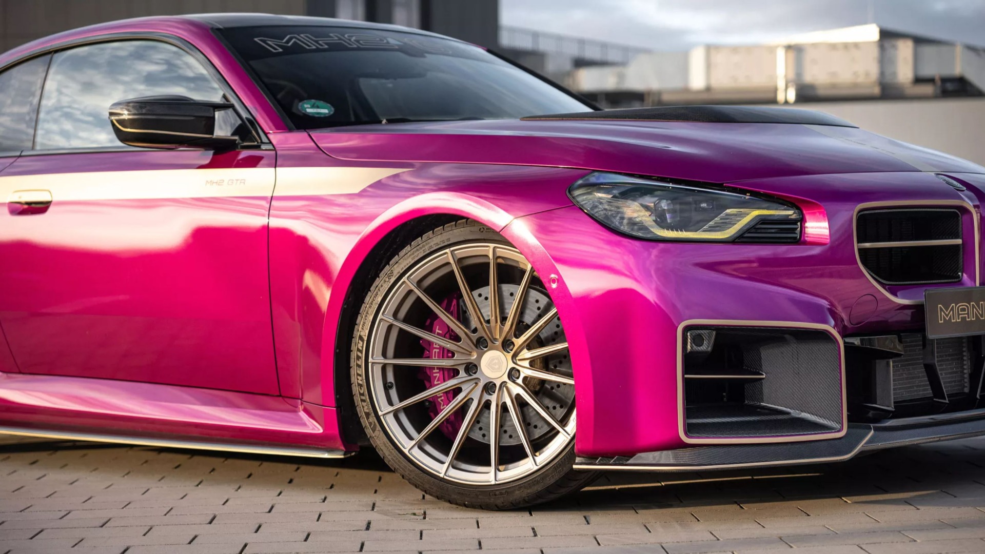 Felger fra Raffa Wheels og understell fra KW.