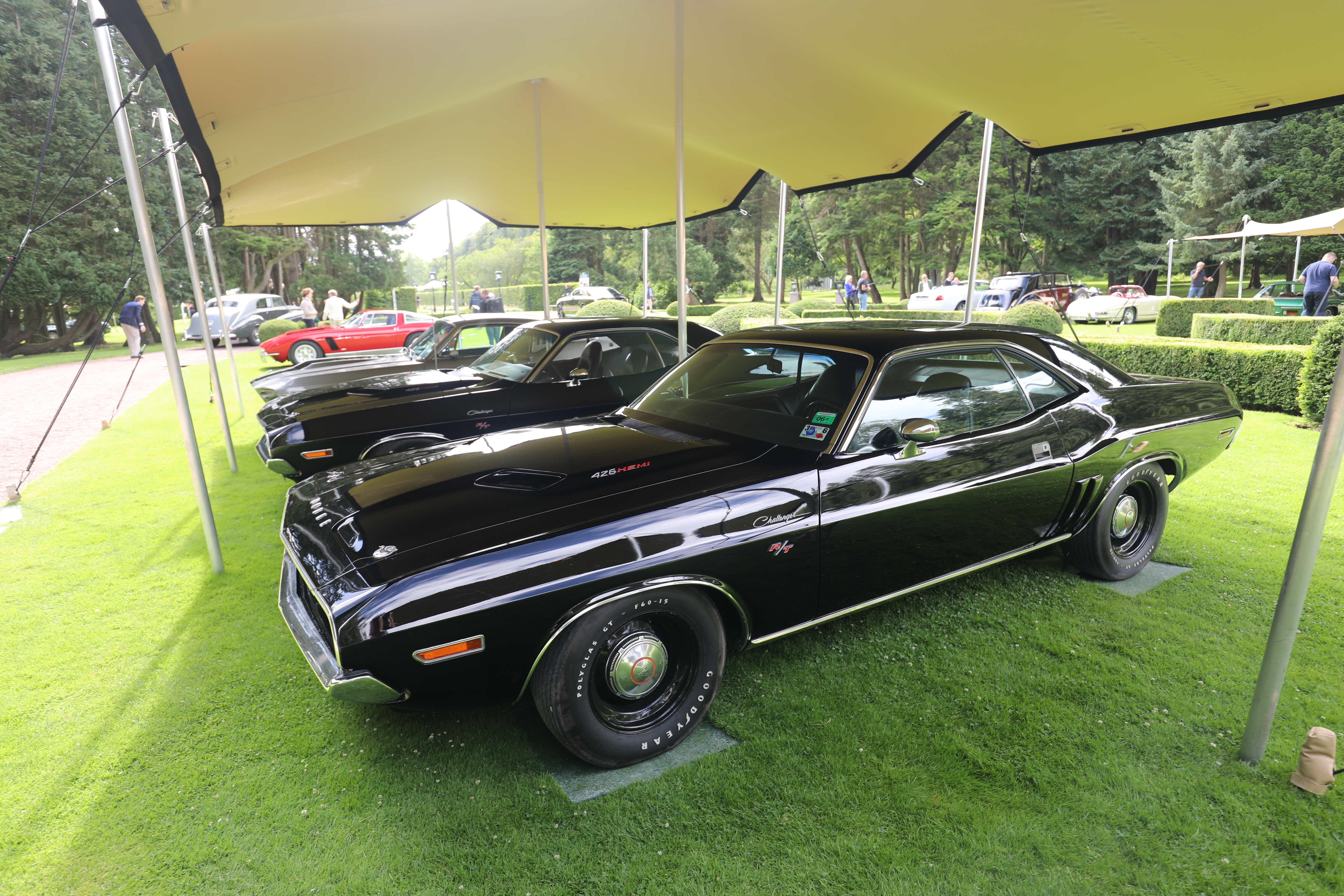 To originale Hemi-Challengere fra første generasjon ved siden av hverandre: Mopar Madness. 