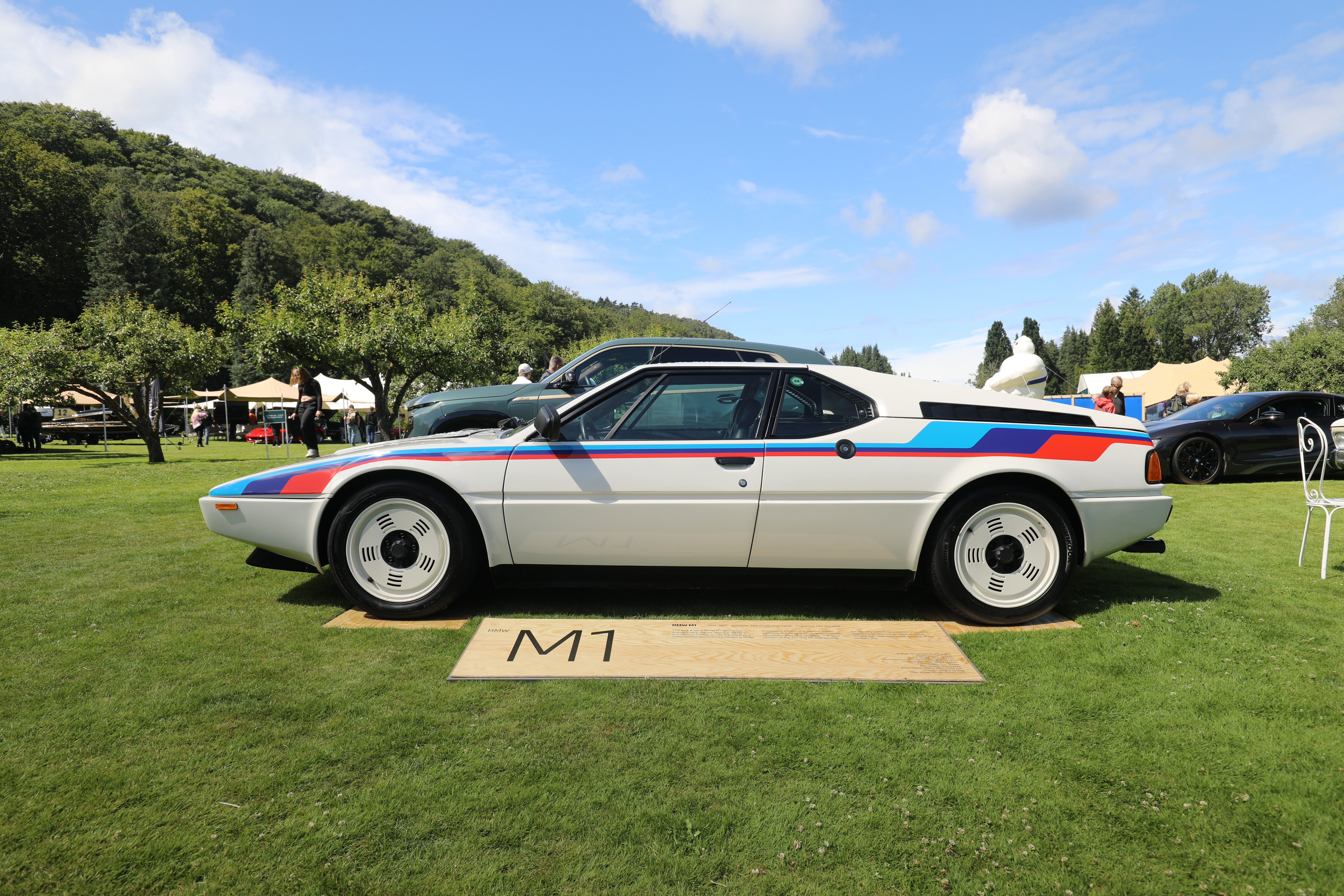 BMW Classic stilte med denne aldeles nydelige BMW M1 i BMWs racingfarger. 