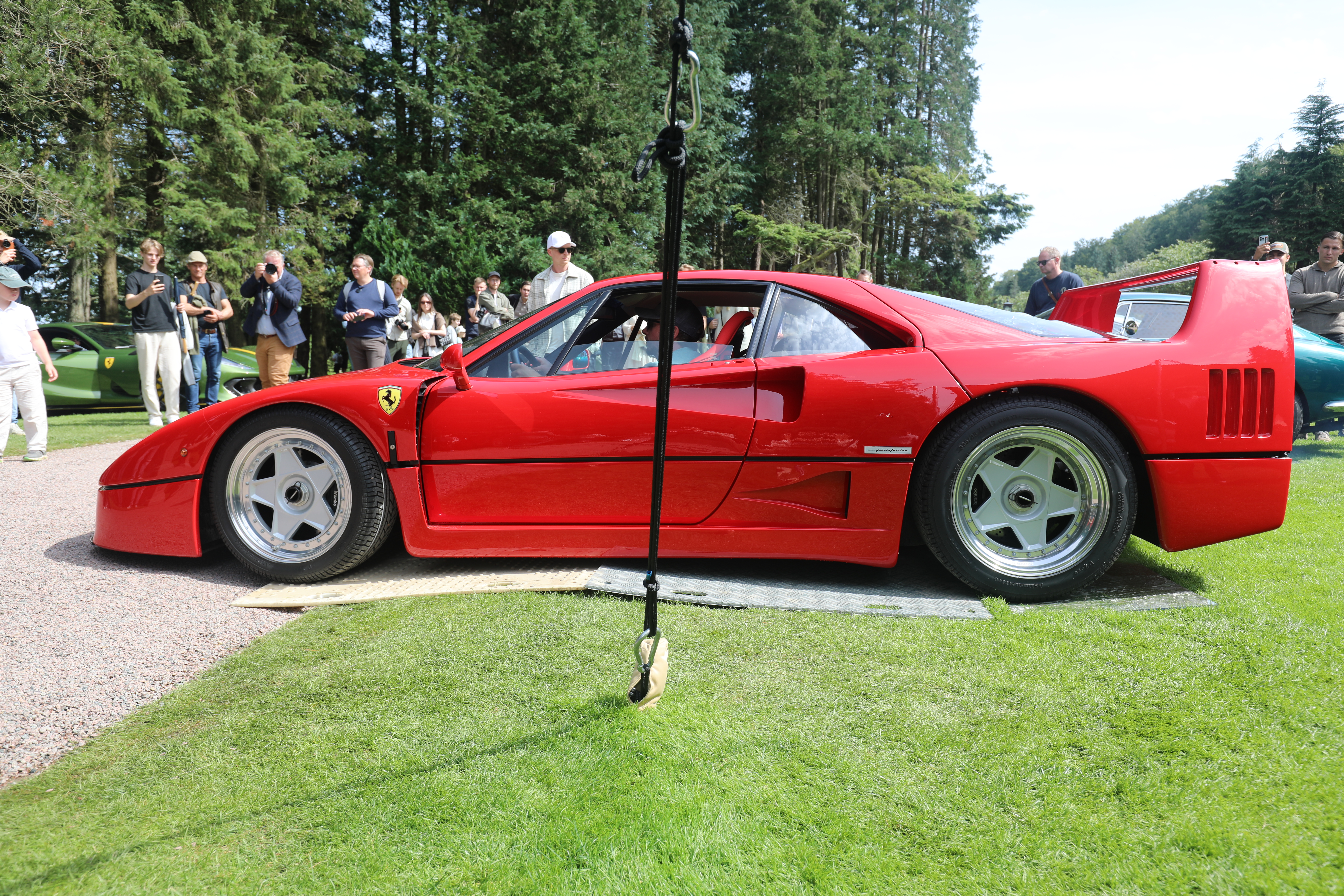 Mye planlegging må til når en Ferrari F40 skal rygges inn på en plen. 