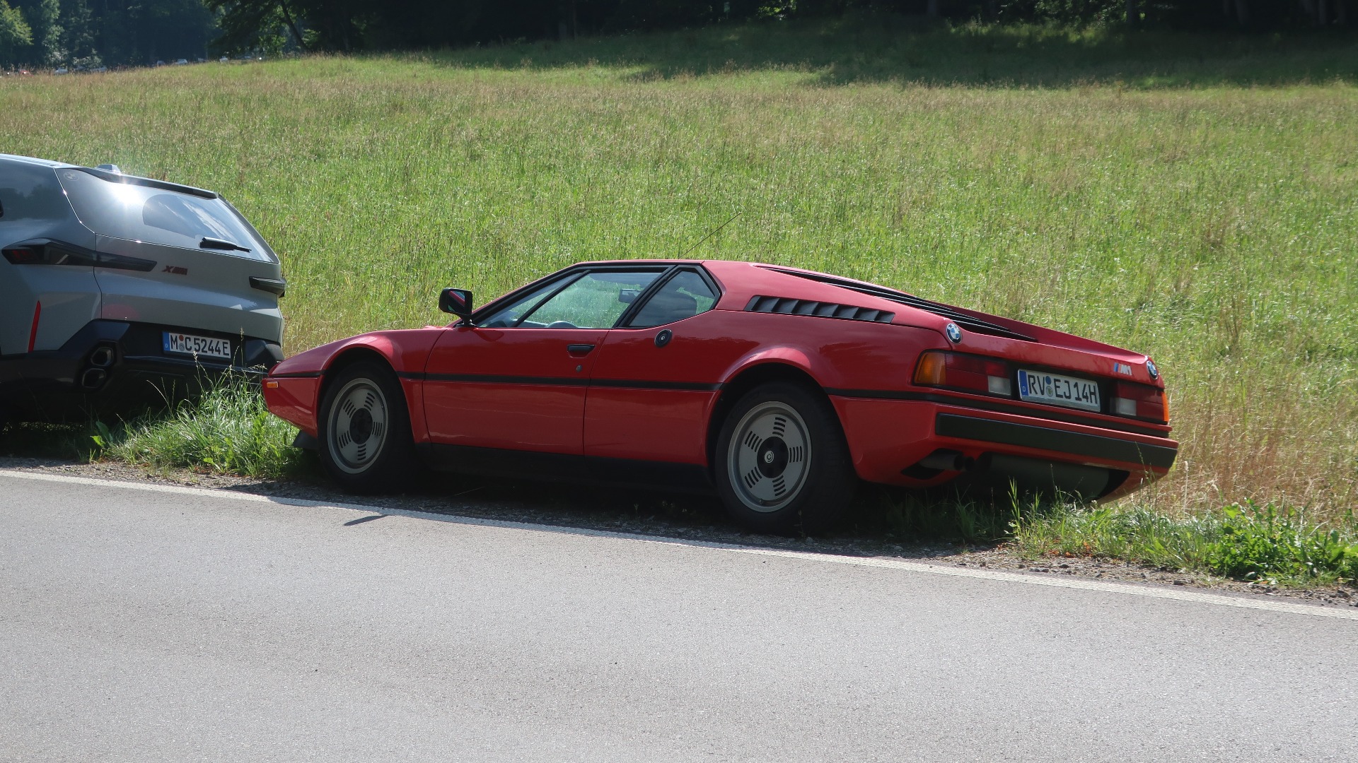 På veien mot selve Concours-treffet stod det strødd med fete biler parkert langs veien, som denne BMW M1. 