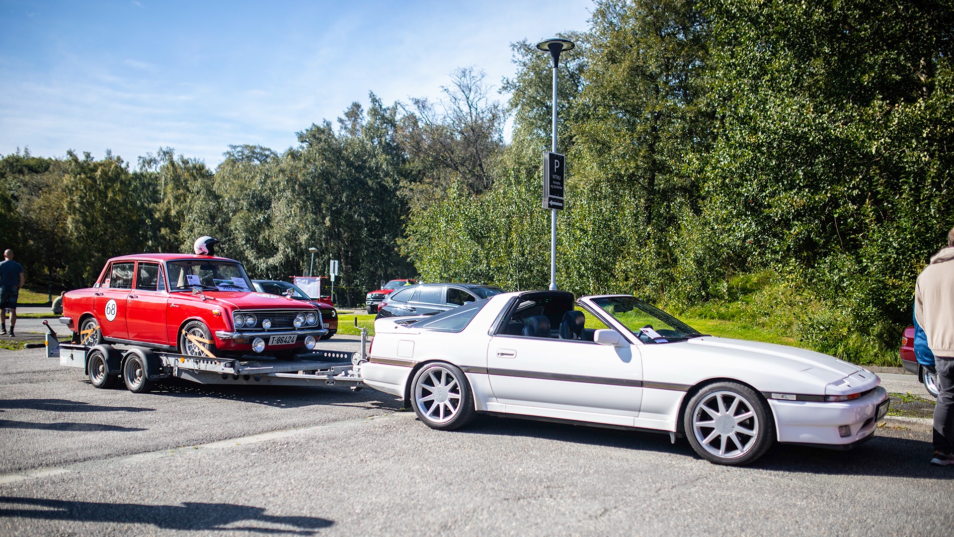 Dagens grommeste slep, med en Toyota Supra Mk3 i front, med en Corona på henger. Eier kunne fortelle at Coronaen var en autentisk rallybil, da den deltok i Rally Budalen i sommer.