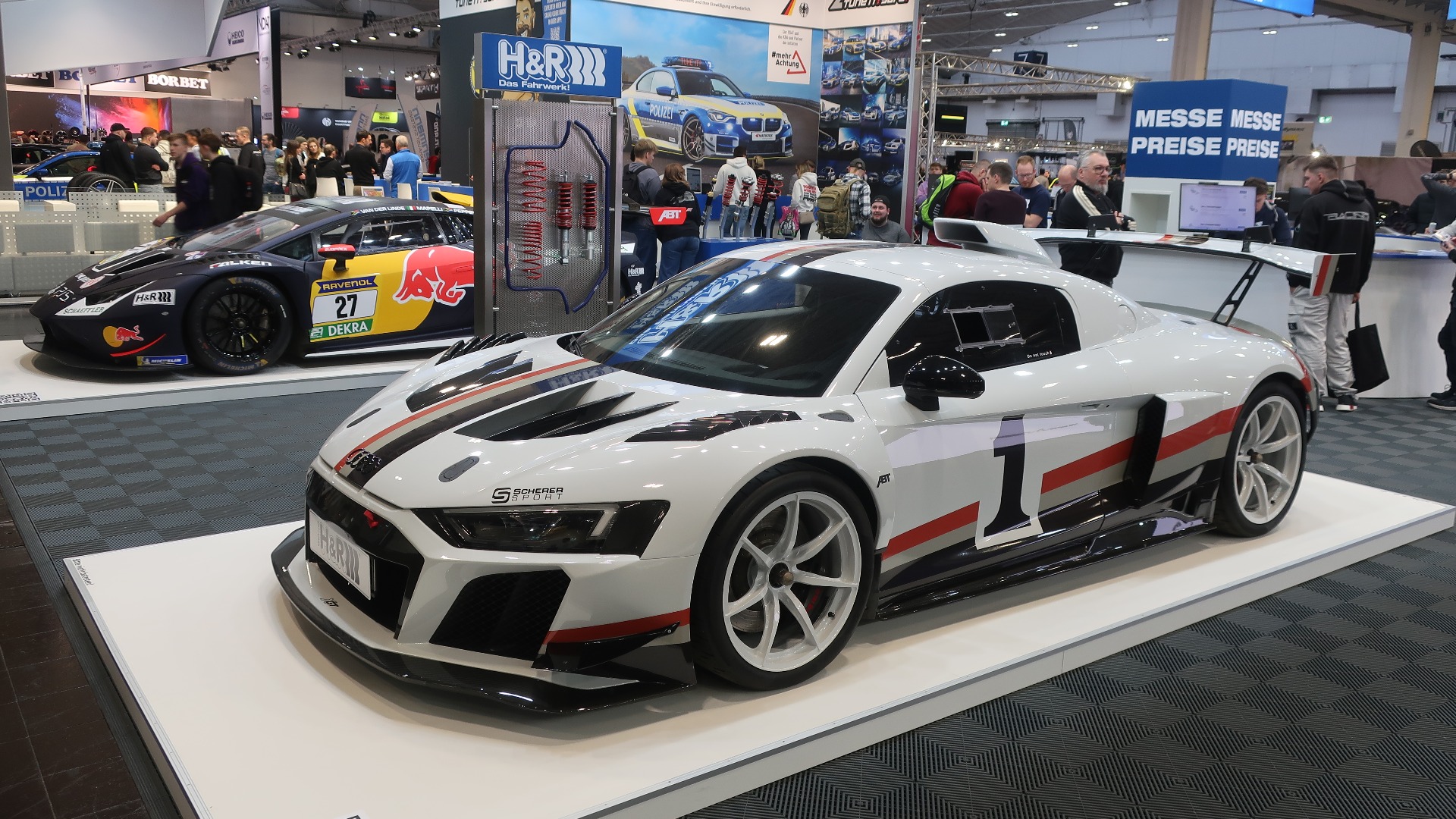 Mengder av firmaer som tilbyr deler innen understell er på plass, her fra standen til H&R med både heftig Audi og Lamborghini på plass.
