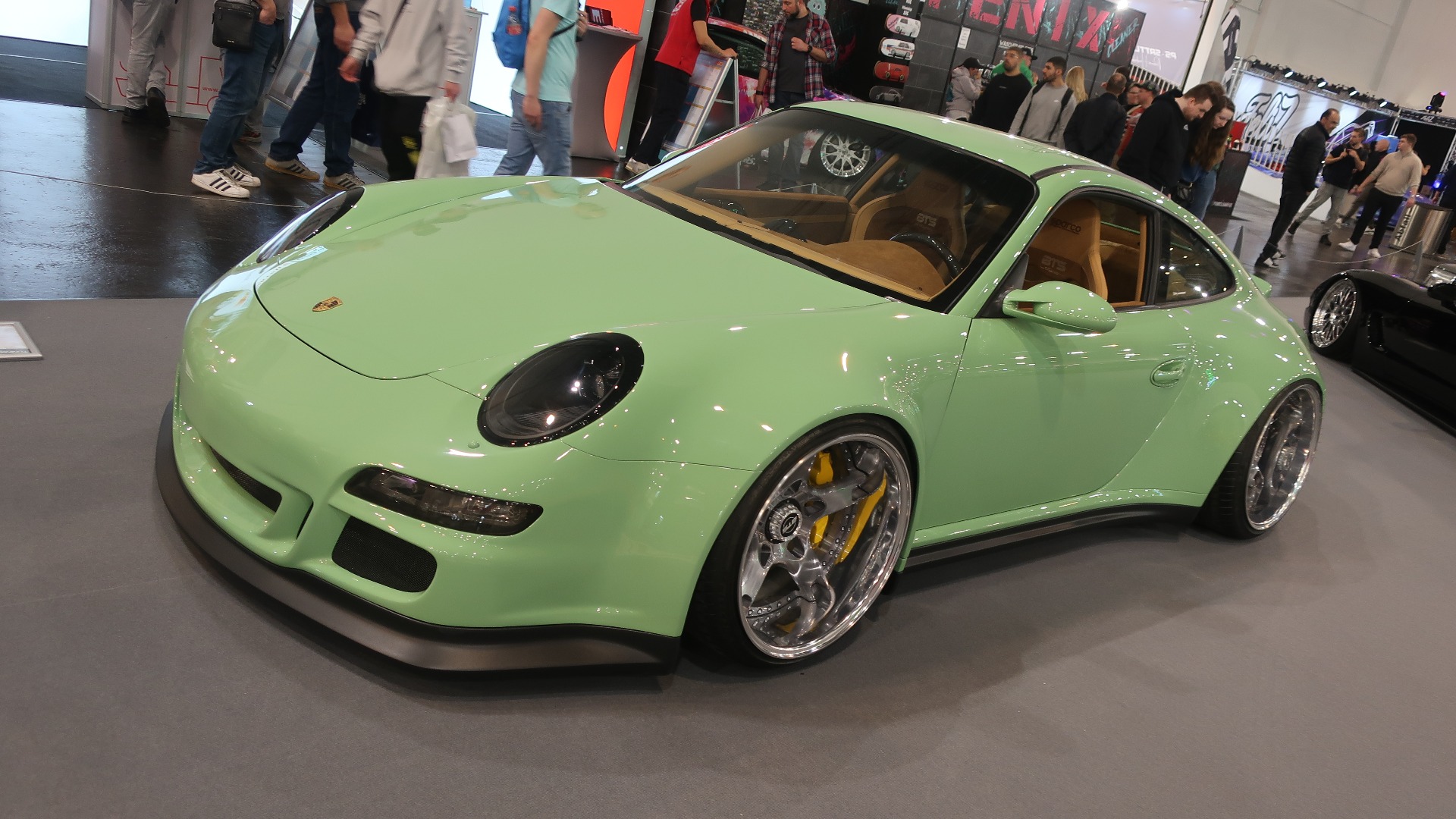 En 2007 Porsche 911 hvor alt er blitt gjennomgått fra motortrimming til luftfjæring, 20-toms BTS Lobster-felger, BTS bodykit og pastellgrønn lakk. For å nevne noe.