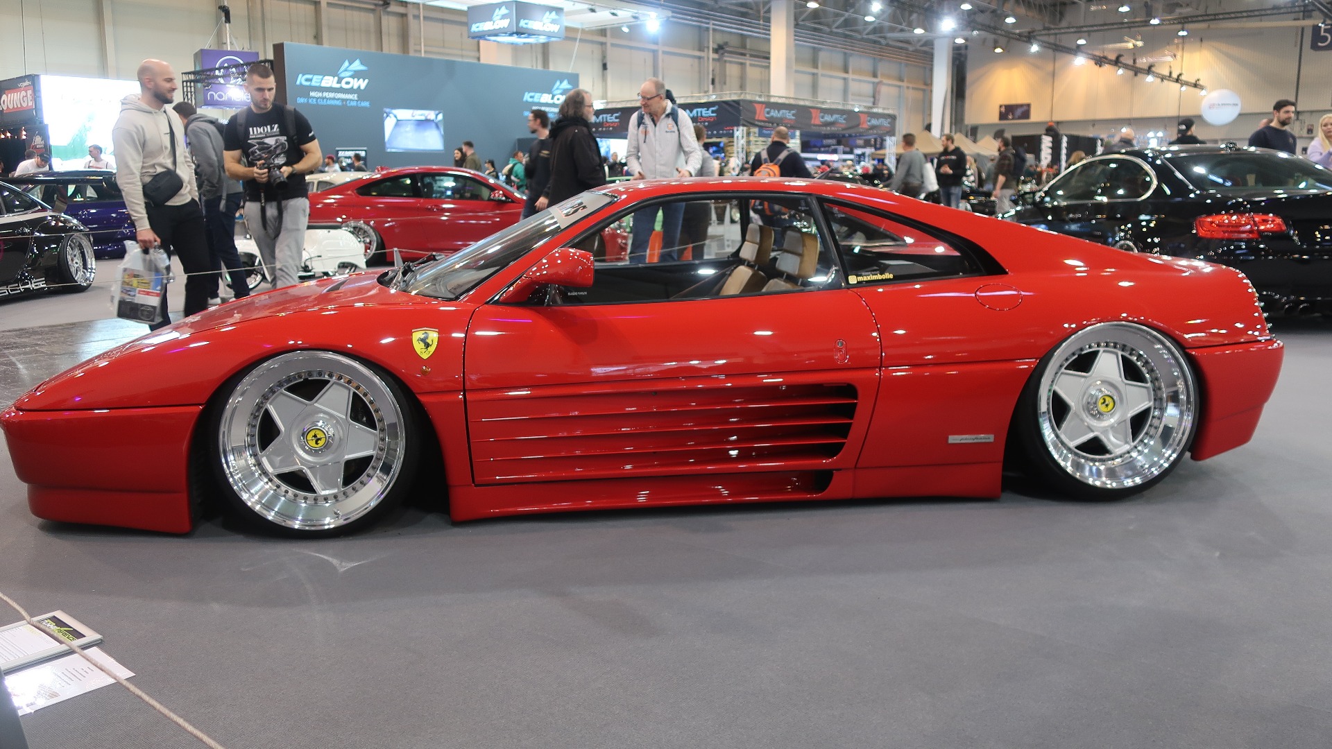 Det er mange Ferrarier å se på messen. Her en 1990 348 TB som har fått luftfjæring, 19-toms Autostrada Modena felger og mye annet for å gi den et ultralavt stuk.