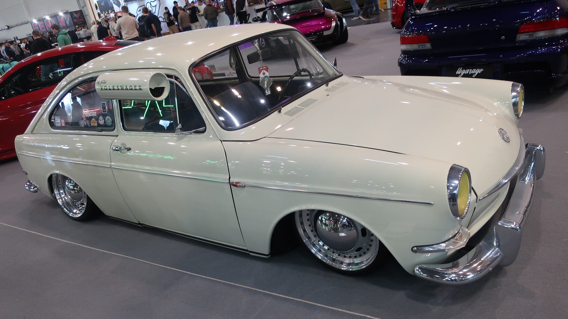1967 VW 1600 TL hvor alt av kromdeler og detaljer er nøye bearbeidet, pluss gule frontlykter, obligatorisk senk med 17-toms stålfelger samt eksternt klimaanlegg.