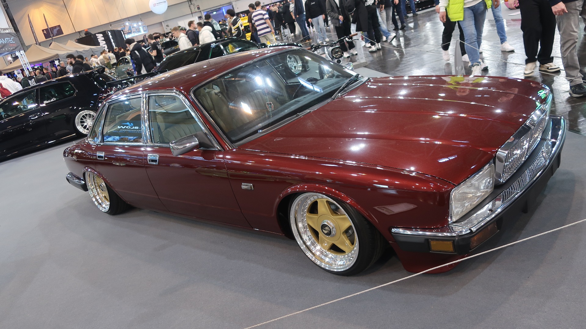 1990 Jaguar XJ40 egner seg godt til senking med stilfulle 17-toms Speedline Mistral felger med senterdelen lakkert i BBS-gull. Classy, Clean, Timeless. Ifølge eieren.