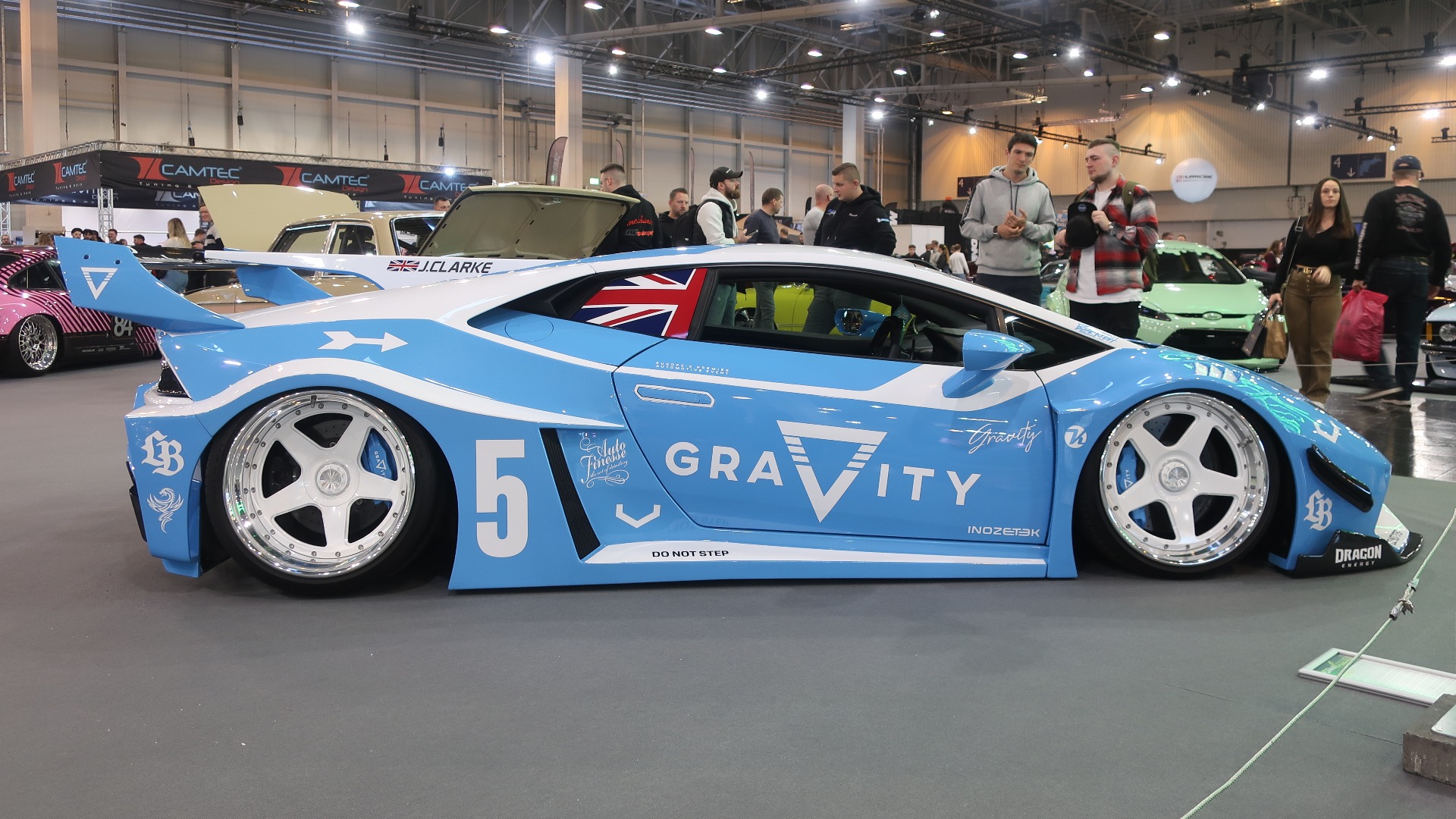 2015 Lamborghini Huracan med fullt Liberty Walk Silhouette GT Bodykit, masse karbondeler, Gravity Blue lakk og Vossen GEN-01 20-tommere. 