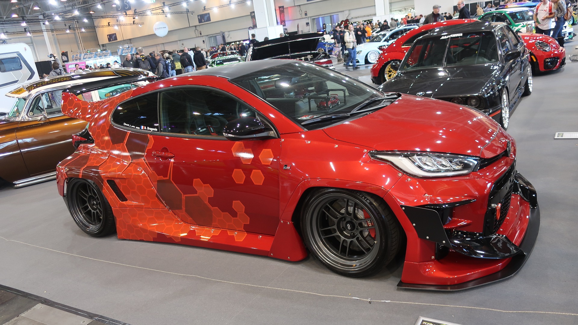 En liten frekk 2022 Toyota Yaris GR4 med Rocketbunny Widebody-kit med spoilere og vinger, Enkei 18-tommere, luftfjæring fra Kean Suspensions og mye annet. Gøy og annerledes.