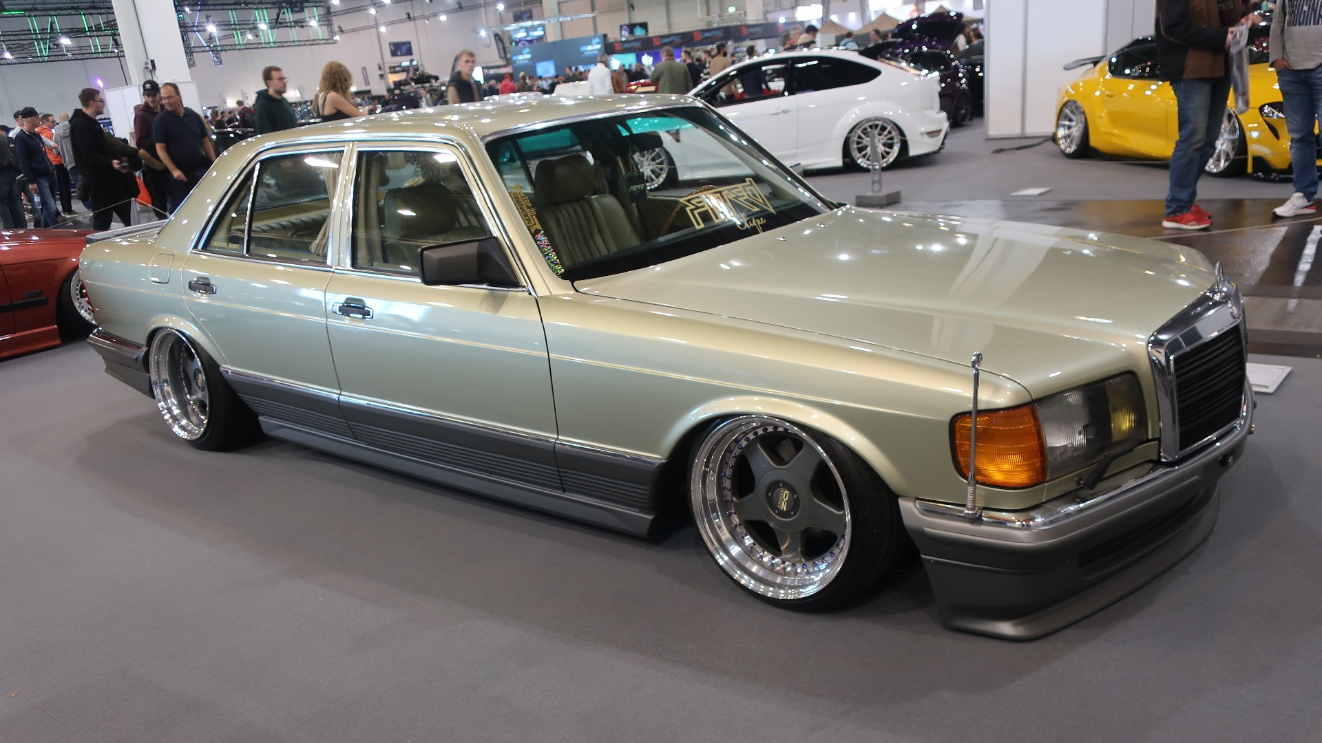 1981 Mercedes-Benz 280 SE med OZ 17-tommere og komplett Kamei X1 Bodykit. Smakfullt lakkert i Mercedes-fargen Green Chardon og Renault sin gråtone Pierre A Fusil.
