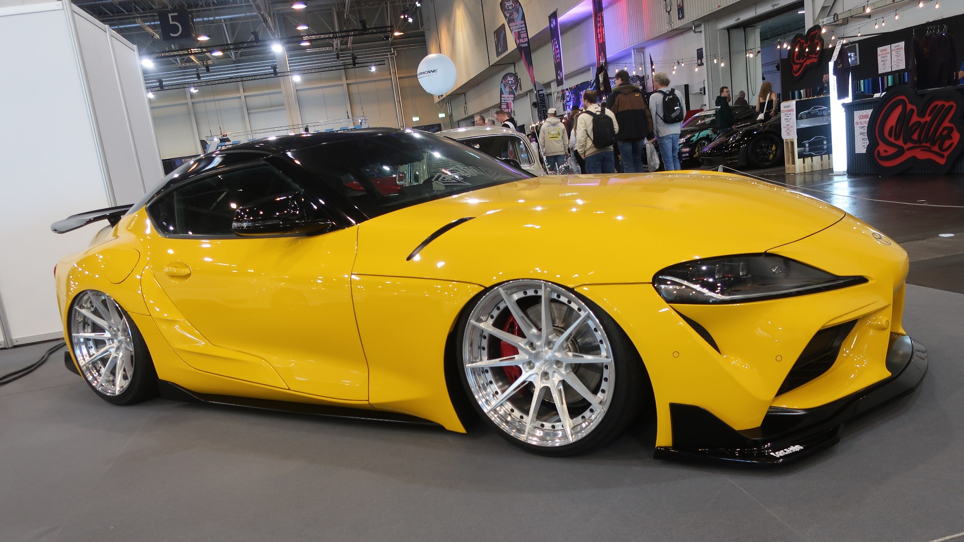 2019 Toyota Supra i original Lightning Yellow, med foliert tak i sort som kontrast. Ellers finner man Yido Performance 20-tommere, AMG GT hekkspoiler, Maxton frontleppe osv. 