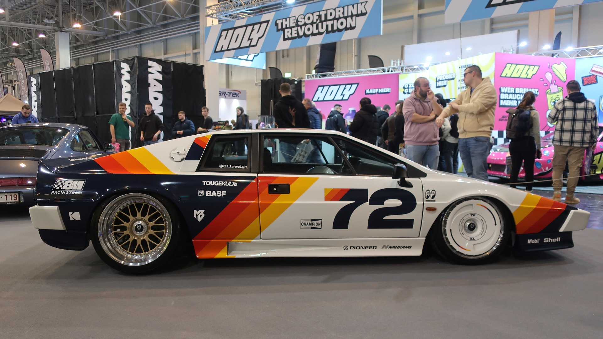 Lotus Esprit ser du ikke så ofte skamsenket, men denne 1984-modellen har fått luftfjæring, 17-tommere, samt foliering i 70-talls racingstil fra 811-Design.
