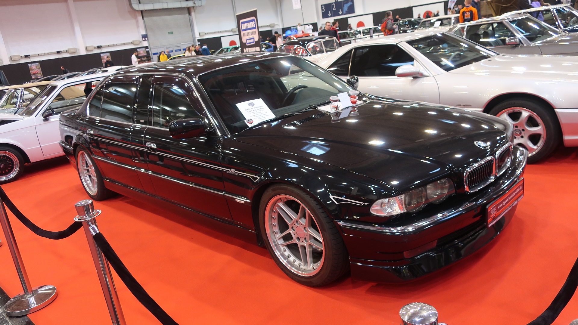 Det er også mange gromme biler til salgs. Som denne 2001 BMW 7-serie med lang akselavstand og med AC Schnitzer pakke. Til salgs for 48.950 Euro.