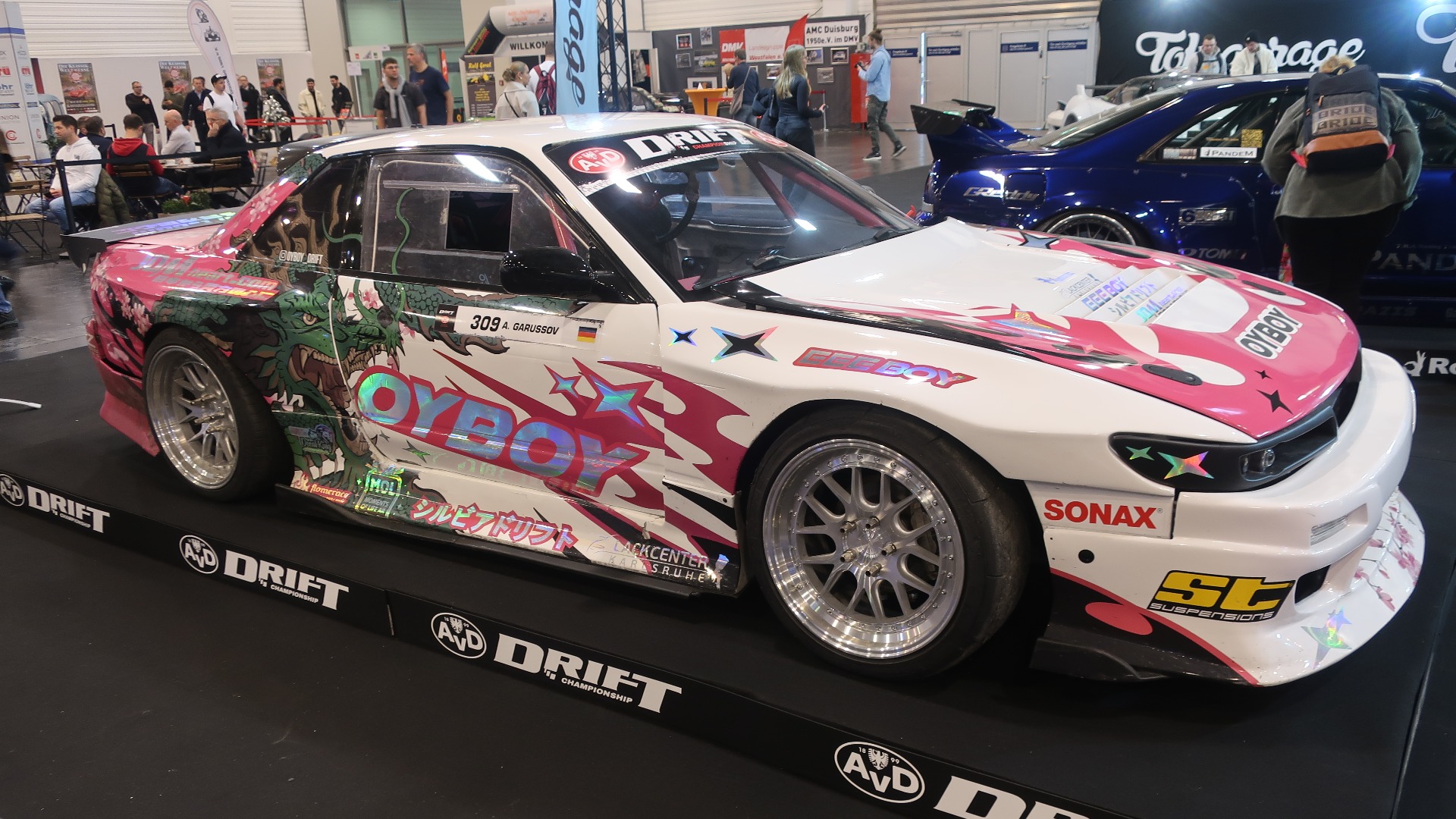Det er også en del driftebiler på utstilling, samt innendørs drifteshow i en hall med et voldsomt lydnivå for de som ønsket å se på det.