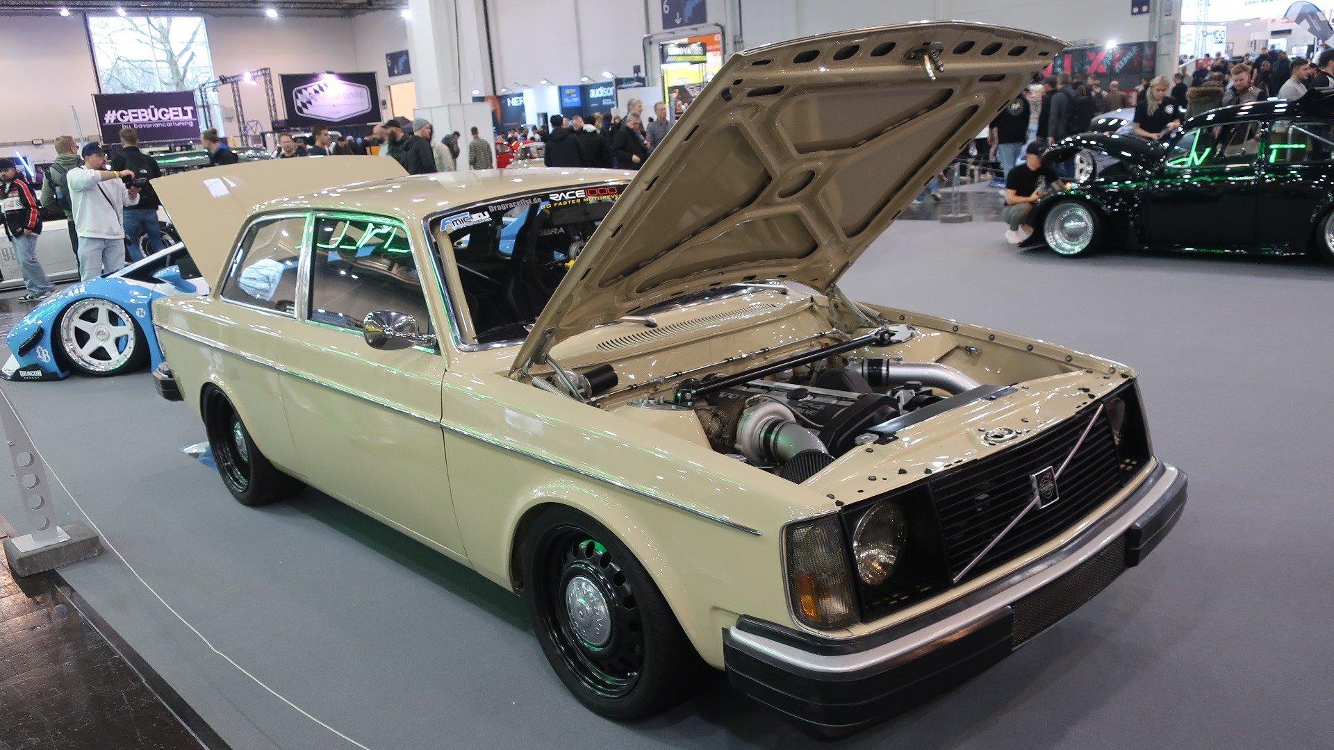 Svensk fullt godkjent 1975 Volvo 242 med Peugeot 406 17-tommere, justerbare coilovers, original Mojave Beige lakk, samt en blodtrimmet Volvo-motor med turbo som yter 752 hk.
