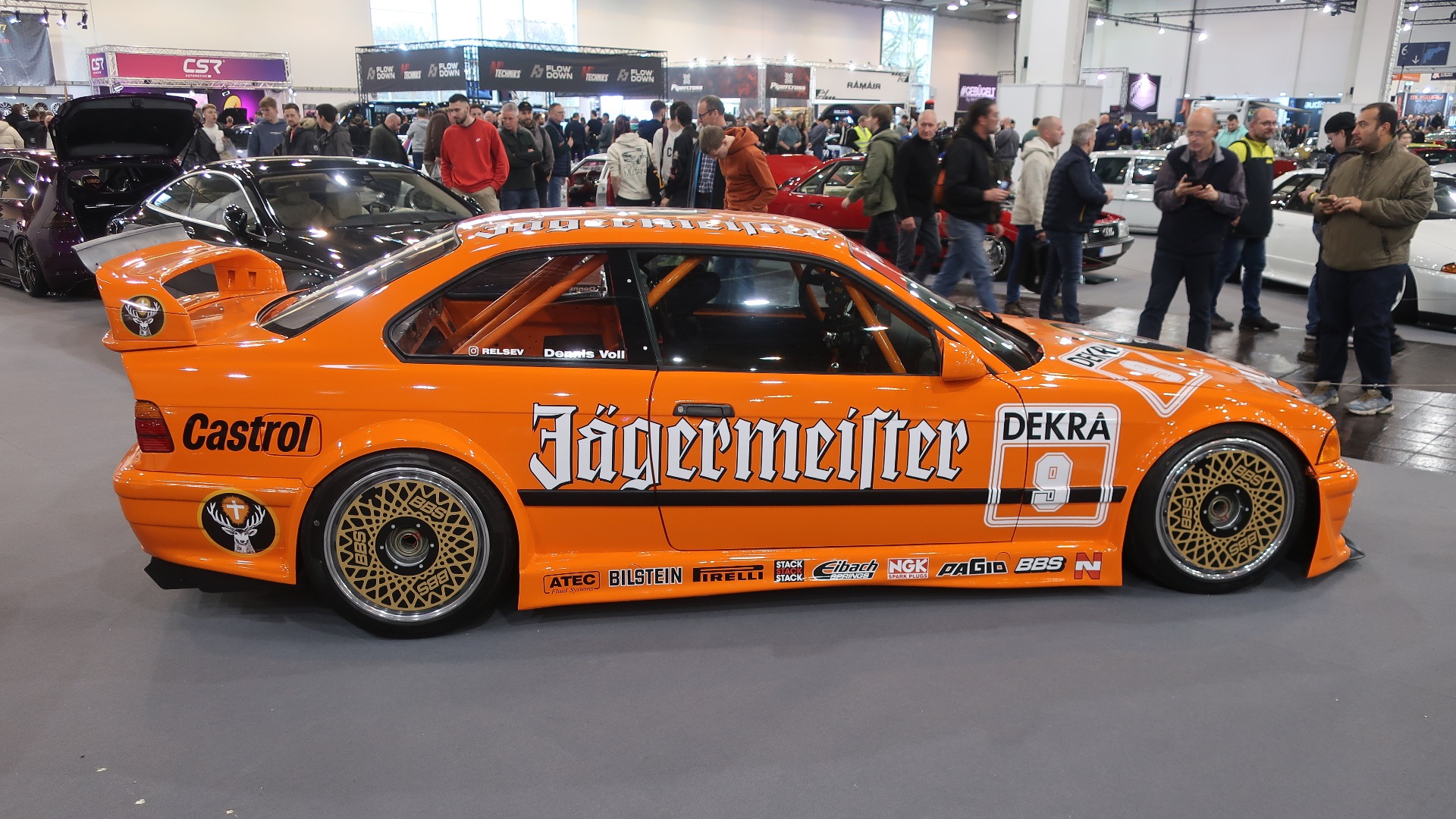 Jägermeister blir vel aldri feil, noe denne 1993 BMW M3 viser til fulle. BBS E19 originale motorsportfelger, DTM-Bodykit, samt masse motorsportsdetaljer rundt om.