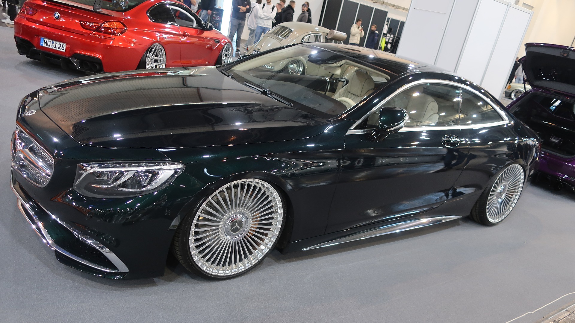 2016 Mercedes-Benz S500 med 22-toms PP Exclusive felger, S65 AMG Bodykit, og lakkert i Mercedes sin Designo-farge Smaragdgrønn.