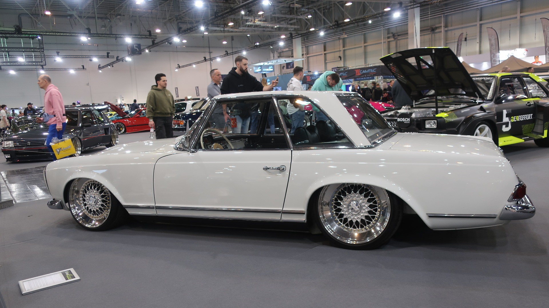 En 1966 Mercedes-Benz 230 SL med luftfjæring og 18-toms BBS RS felger. Eier har fått på plass nytt tak, men holdt fast ved den originale hvitfargen Papyrusweiss.