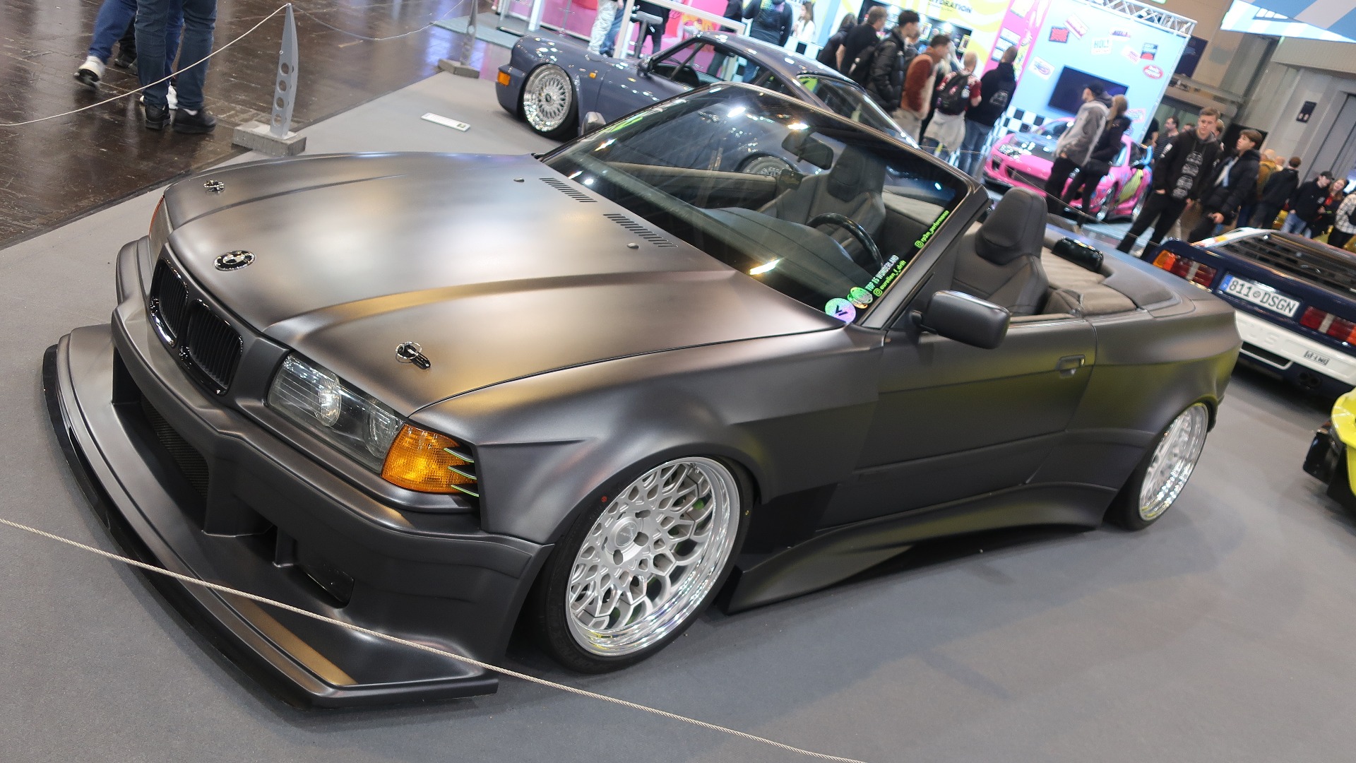 1994 BMW 320i Cabriolet med 18-tommere, D2 luftfjæring, Antrasitt-grå lakk og et komplett LTO Widebodykit hentet fra en Coupe som så er blitt tilpasset cabrioletutgaven.