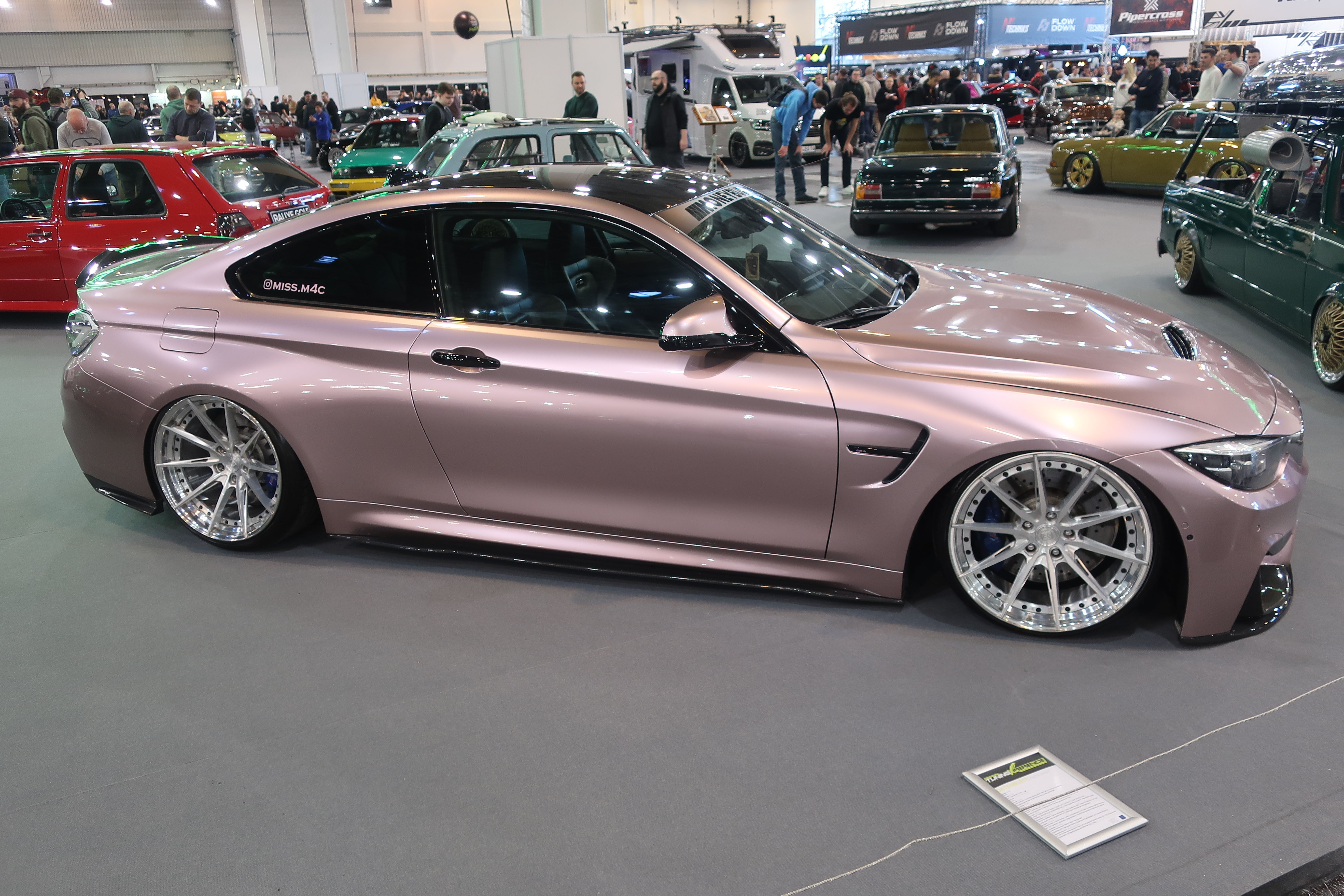 2018 M4 Competition med Yido Performance 20-tommere, spoilere og diffusor i karbon, luftfjæring og foliering i fargetonen Super Gloss Rose Metallic. 