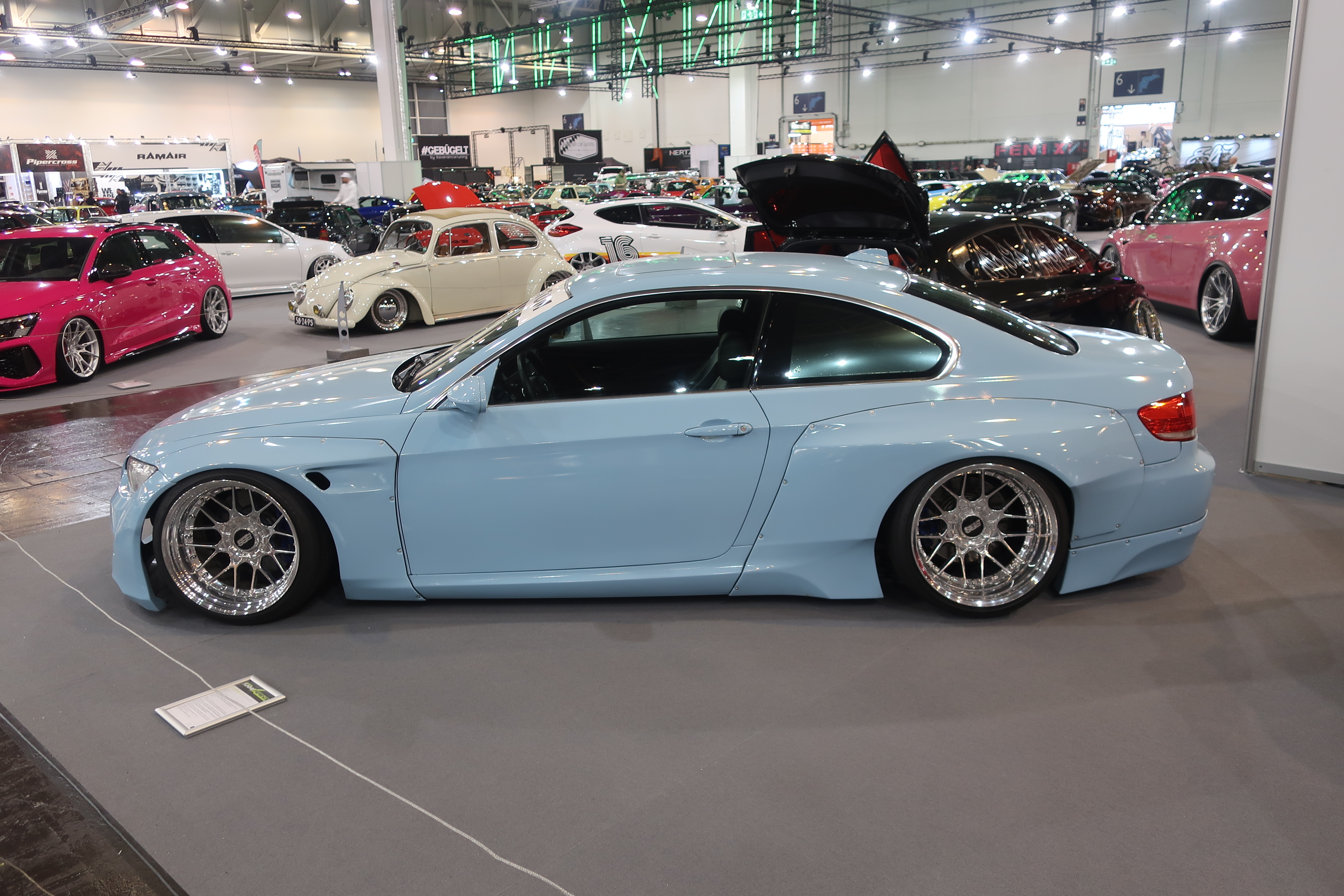 2009 E92 med Pandem Widebodykit, BBS RS2 19-tommere, luftfjæring, og helfoliering fra Avery i fargen Gloss Sea Breeze Blue for å minne om havets friske sjøbris. 