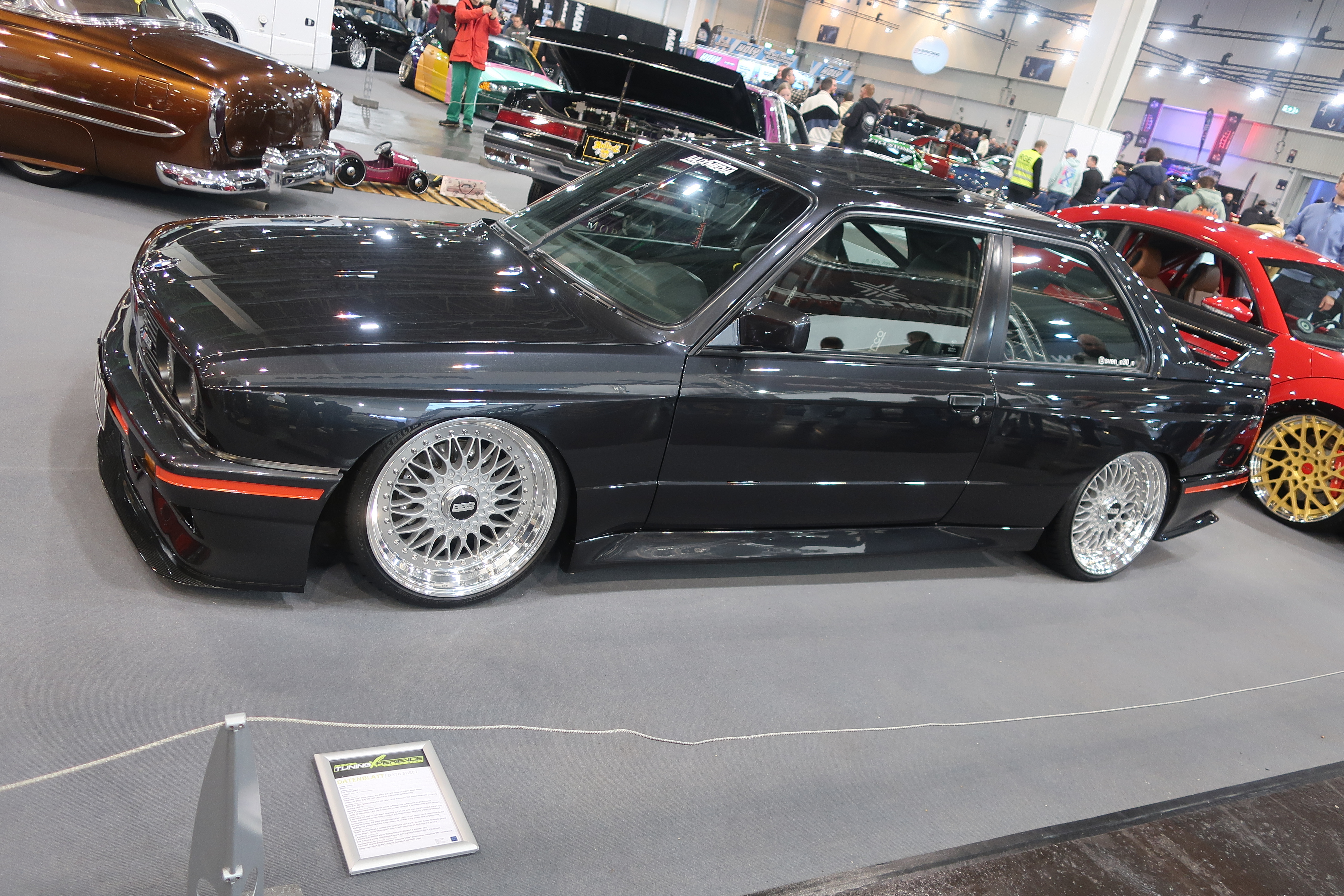 1990 M3-replika med BBS RC 090 17-tommere, luftfjæring og komplett ombygging til M3 Sport Evo-look med karbonspoilere og lakkert i BMW-fargen Diamantschwarz metallic. 