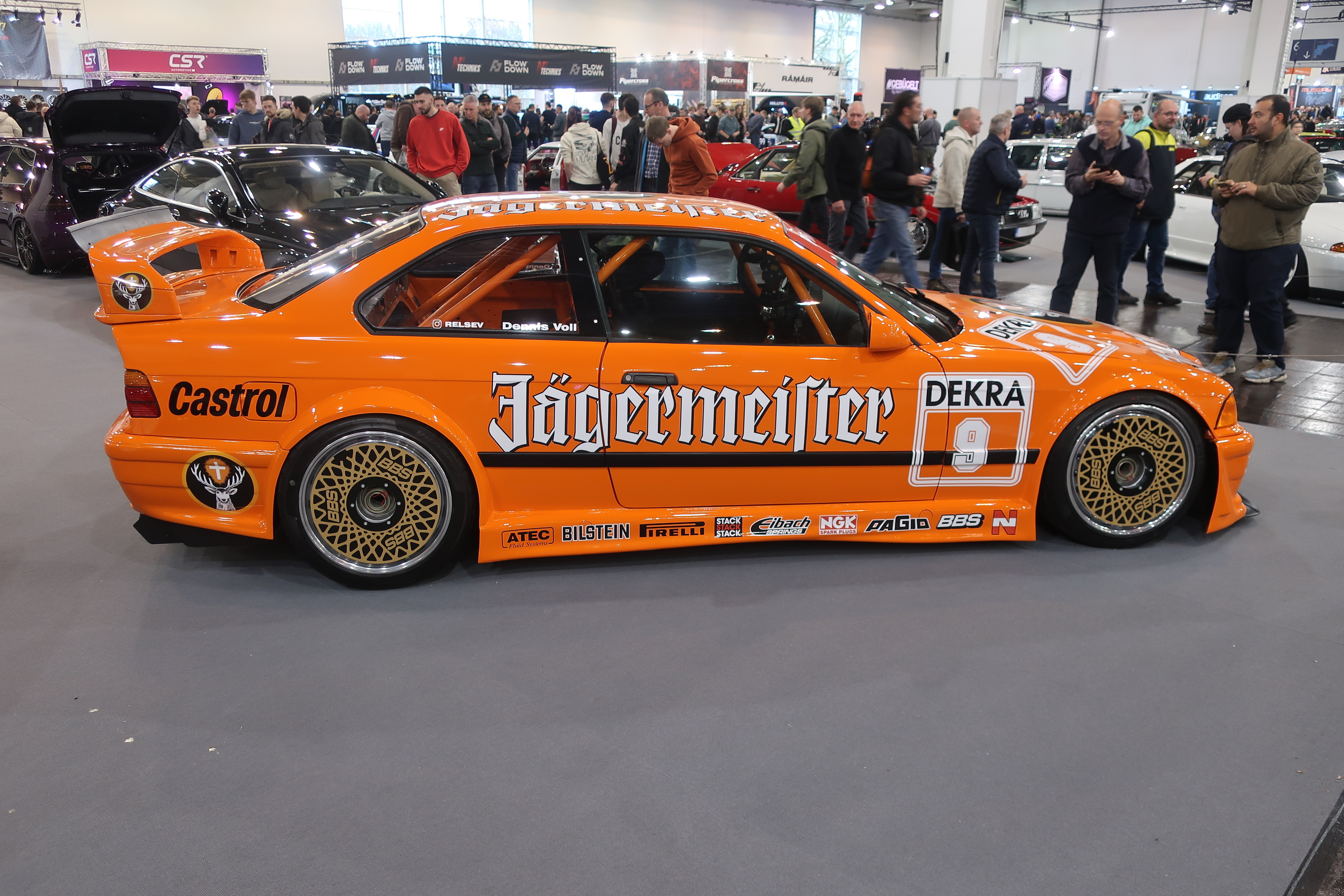 1993 M3 med nylakkert oransje farge og Jägermeister dekor for å ligne på Linder Motorsport sin løpsbil i 1993. DTM bodykit og spoiler og originale BMW Motorsport BBS E19 felger.