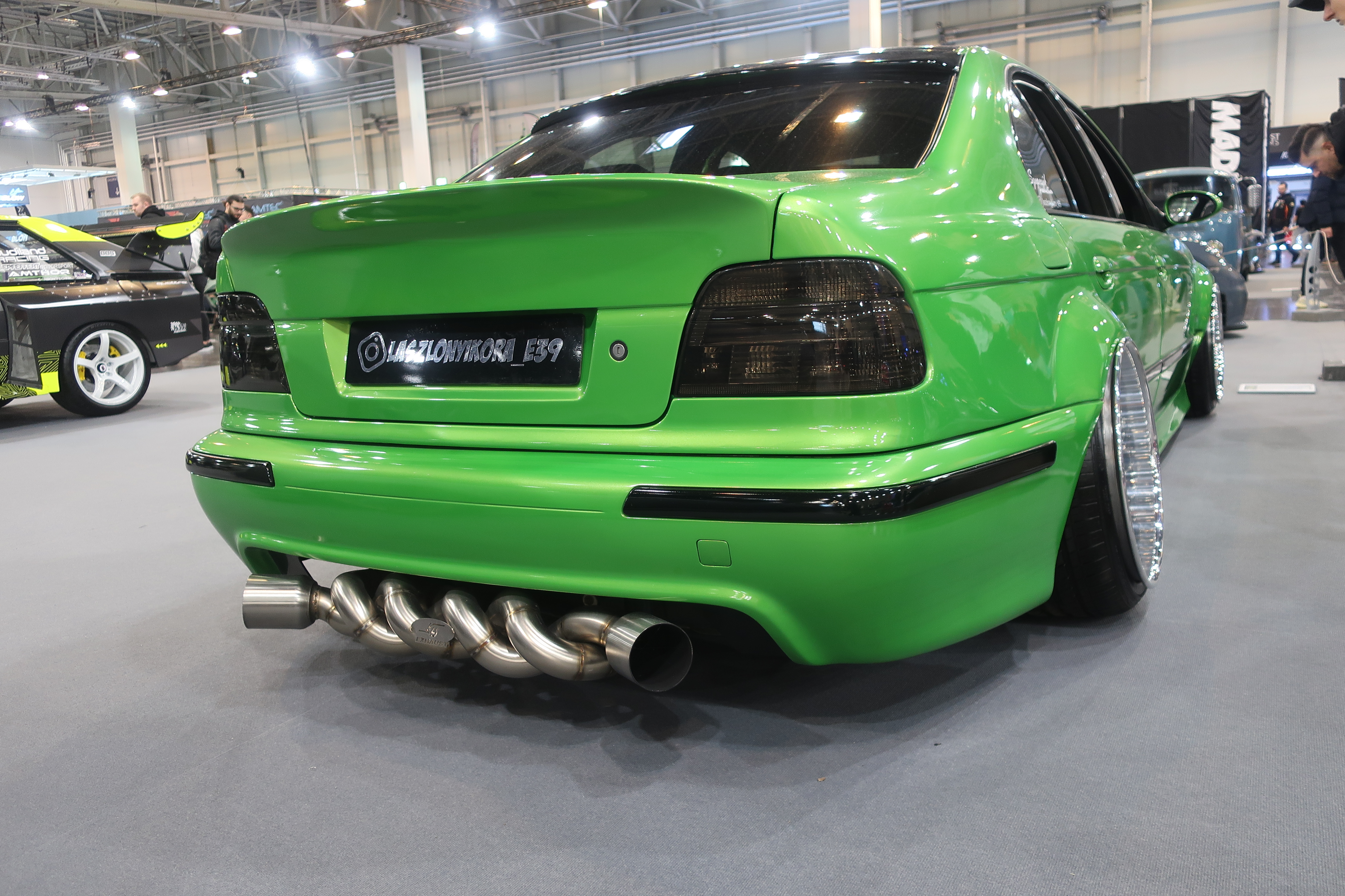 Intrikat customdesignet KLS-eksos på 2000 E39 med original 3-liters diesel innabords.  Custom widebody, karbontak, CSL-ducktail, Hamann-leppe, Leon Hardiritt Bugel 19-tommere etc. 