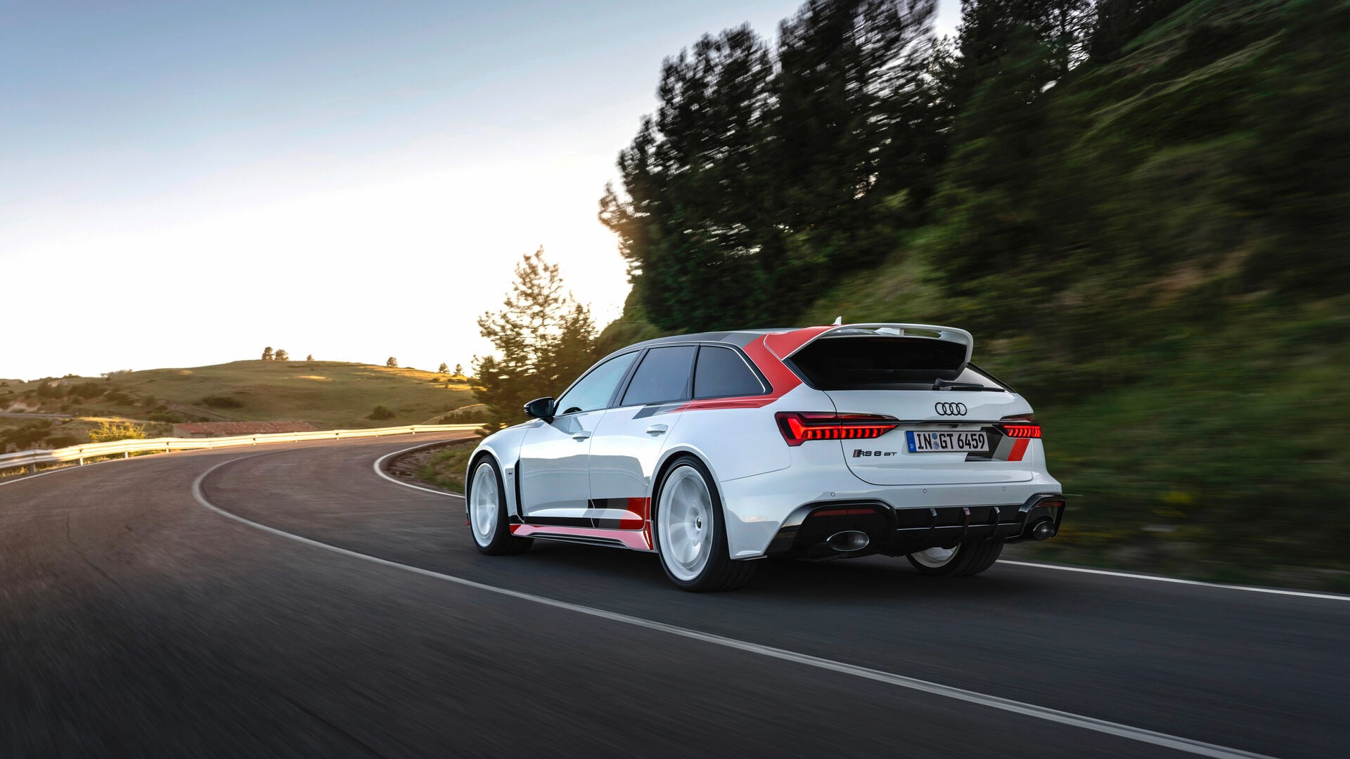 Stasjonsvogn er alltid kult. Legg merke til den mektige takvingen.