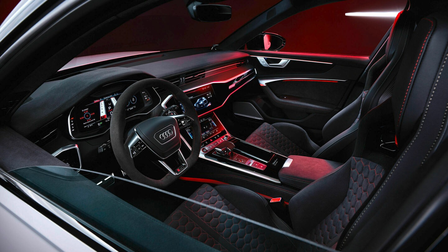 Lekkert interiør med sportslige detaljer.