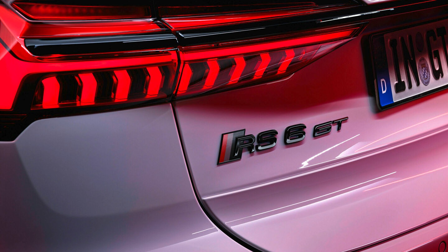 Emblemene må være tydelige på en slik bil.