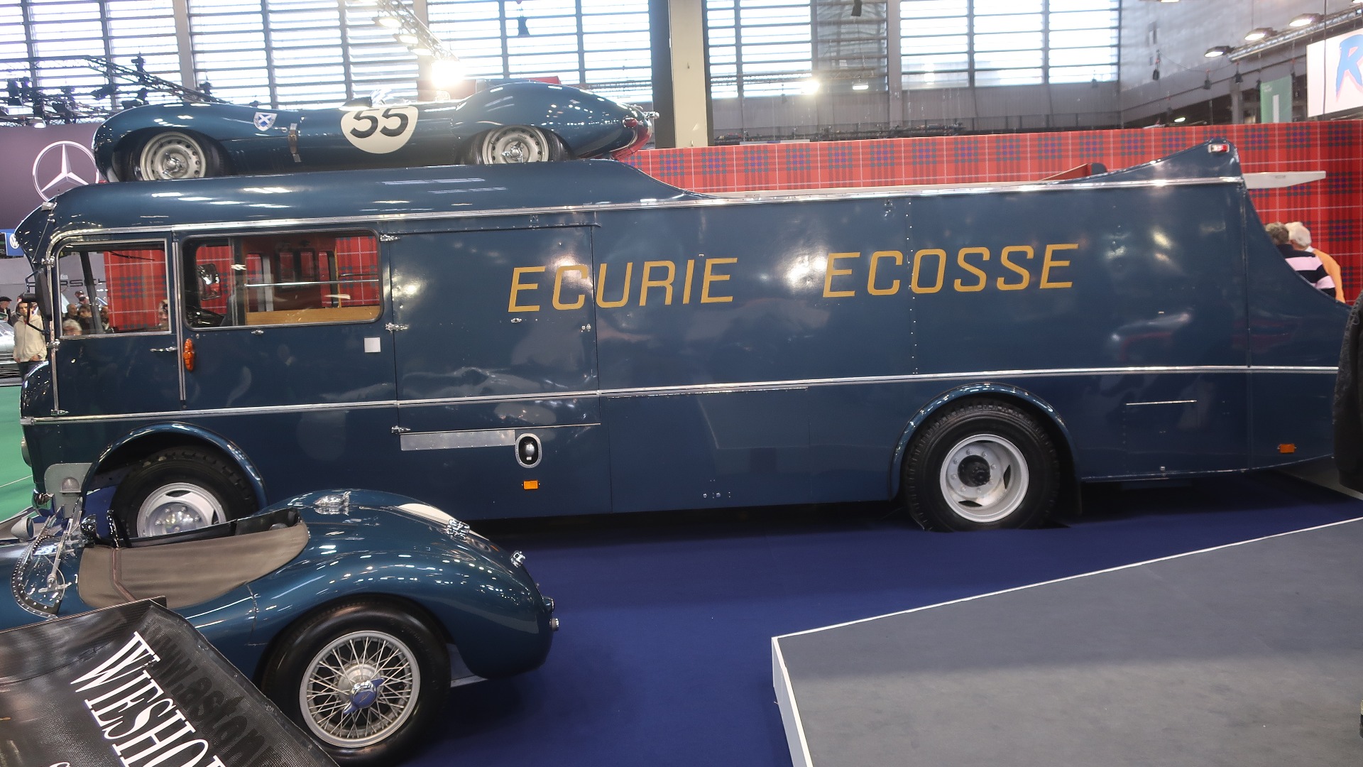 Det blir ikke kulere transport til racerbanen enn dette. Ecurie Ecosse sin Commer TS3 frakter med D-Type på øverste plan og en C-Type nedenfor.