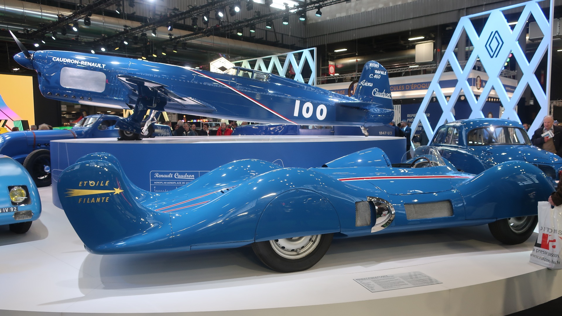 Fra Renaults mesterstand. Bilen er Etoile Filante med gassturbin som kjørte 308 kmt på Bonneville i 1956. Flyet er en rekreasjon av Caudron-Renault Rafale C.460 som satte fartsrekorder i 1934.